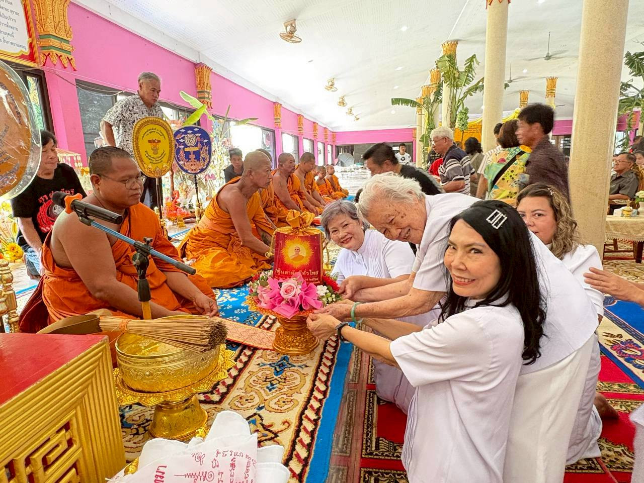 ภาพการถวายปัจจัยวัดธาตุทอง