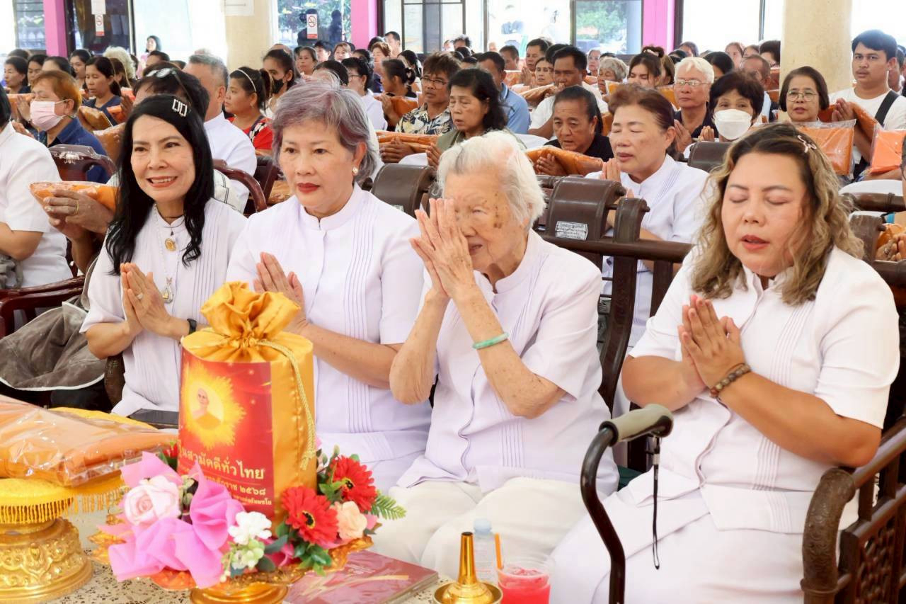 ภาพร่วมพิธีกรรมวัดธาตุทอง