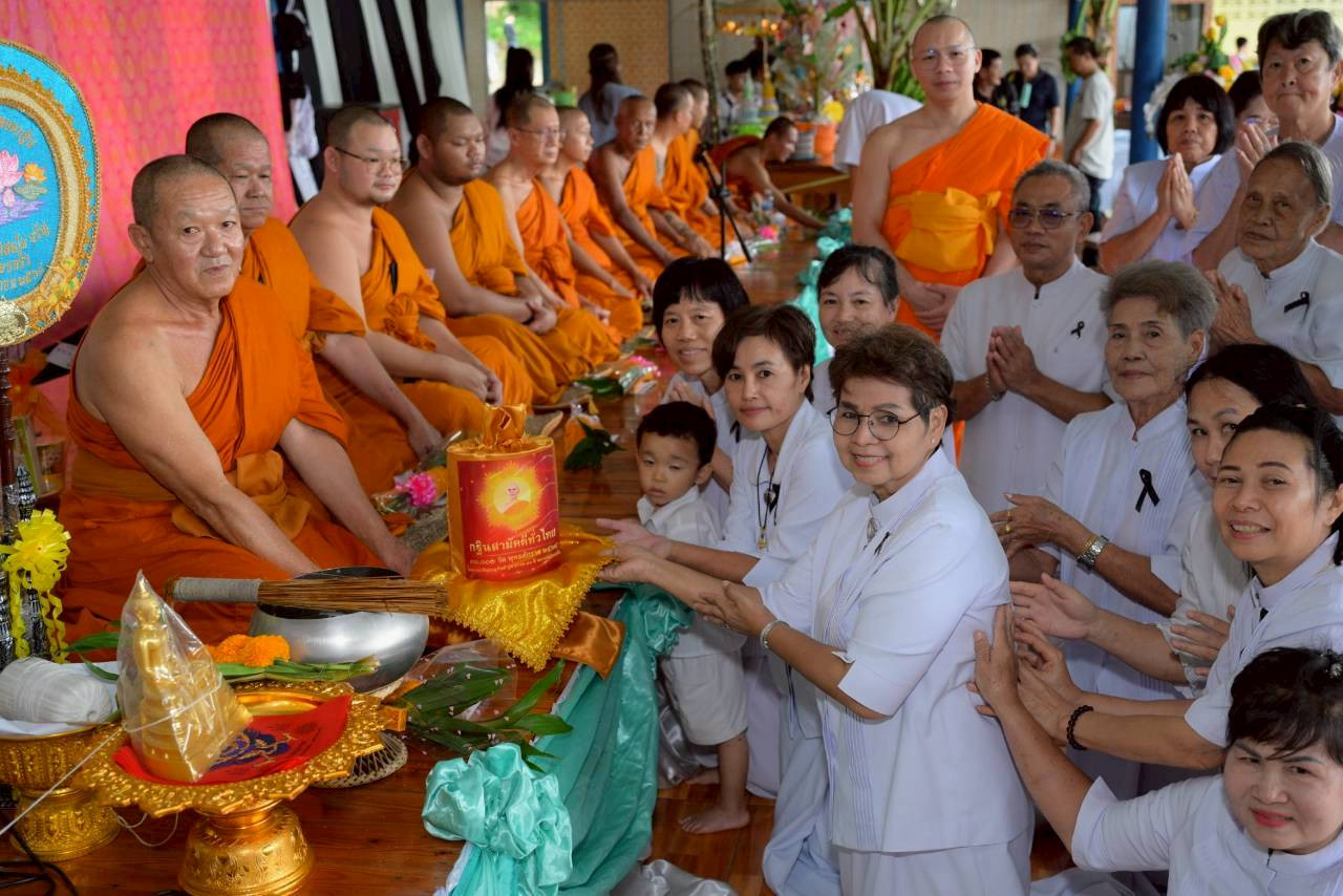 ภาพการถวายปัจจัยวัดเนื่องสุวรรณาราม