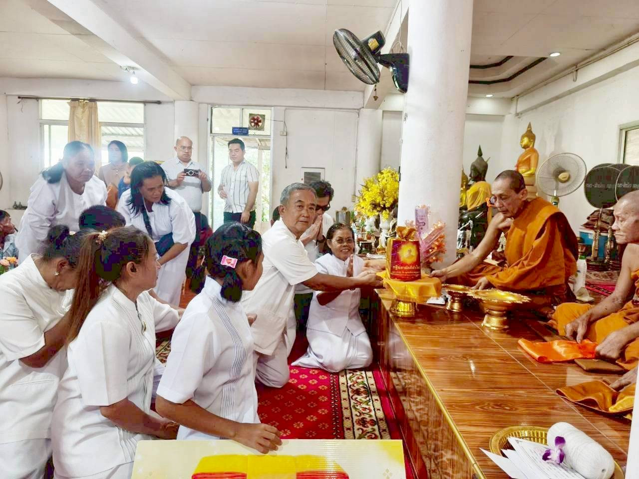 ภาพการถวายปัจจัยวัดสุวรรณารัญญิกาวาส