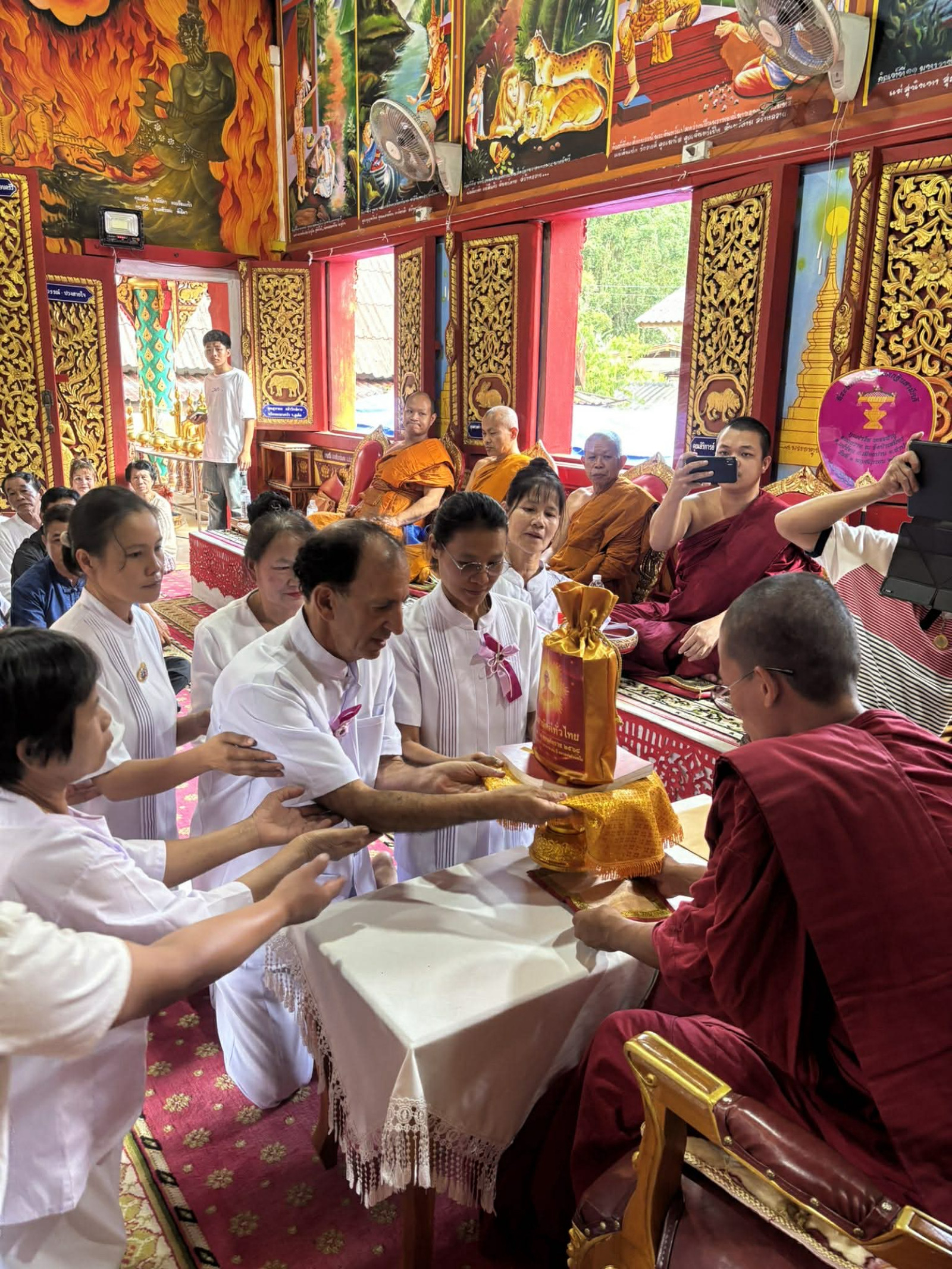 ภาพการถวายปัจจัยวัดป่าเหมี้ยง