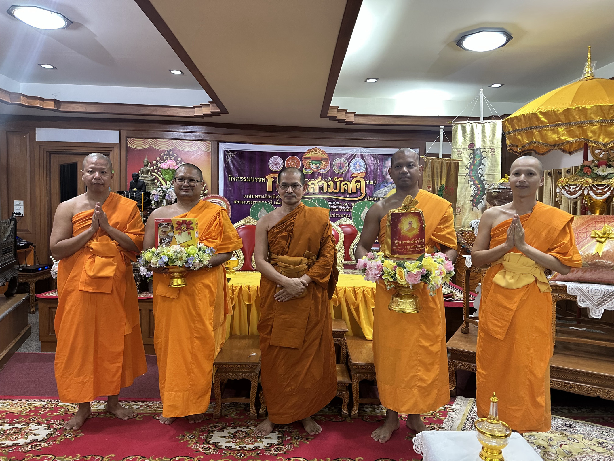 ภาพหมู่ถือพานถวายปัจจัยวัดสระเรียง