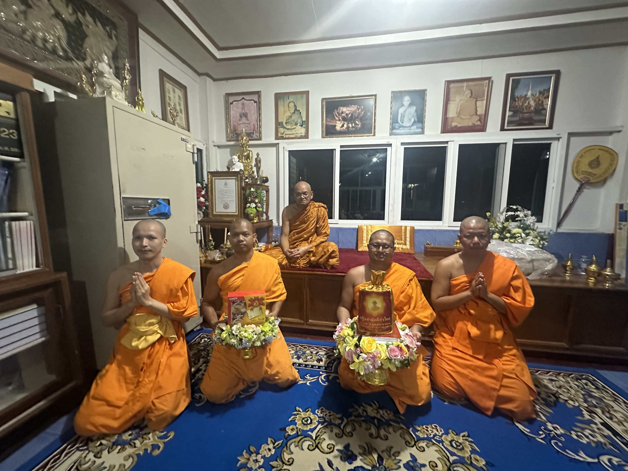 ภาพหมู่ถือพานถวายปัจจัยวัดประดู่พัฒนาราม