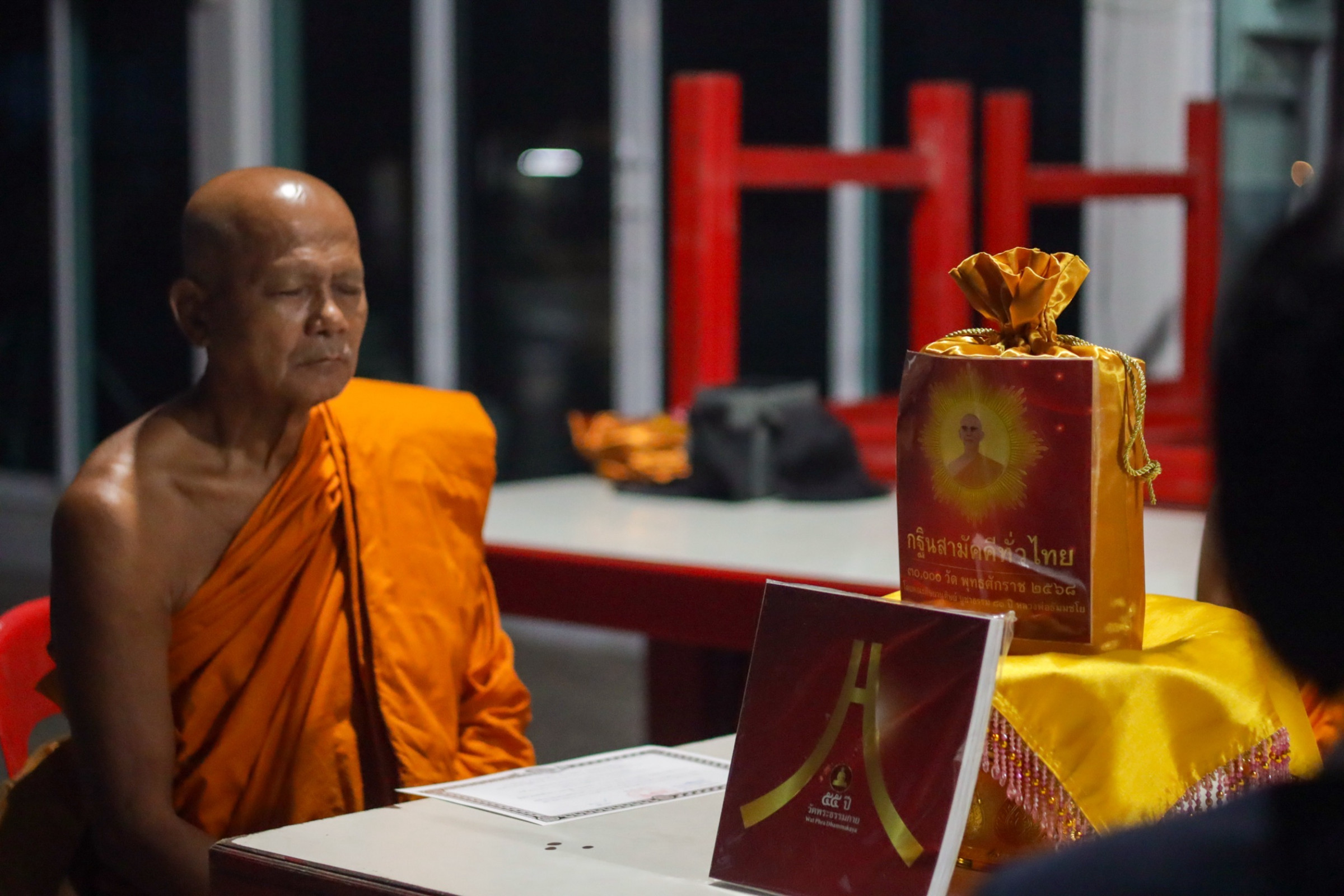 ภาพหมู่ถือพานถวายปัจจัยวัดมุมป้อม