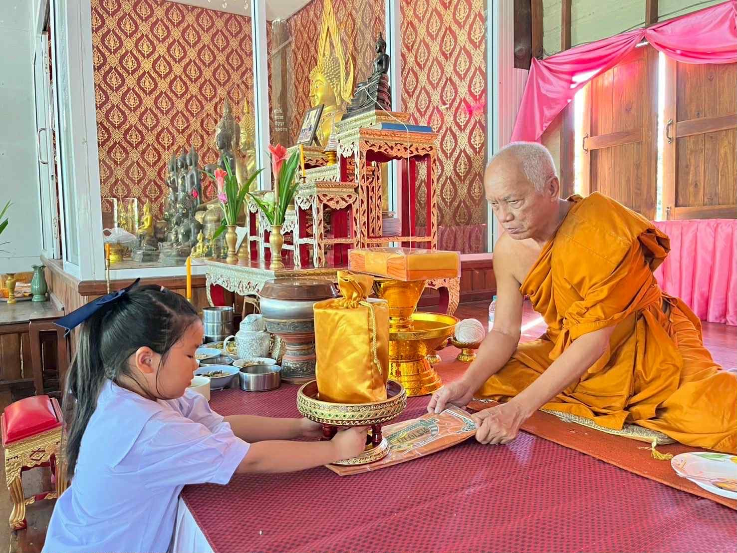 ภาพการถวายปัจจัยวัดผาเต่าบำรุง