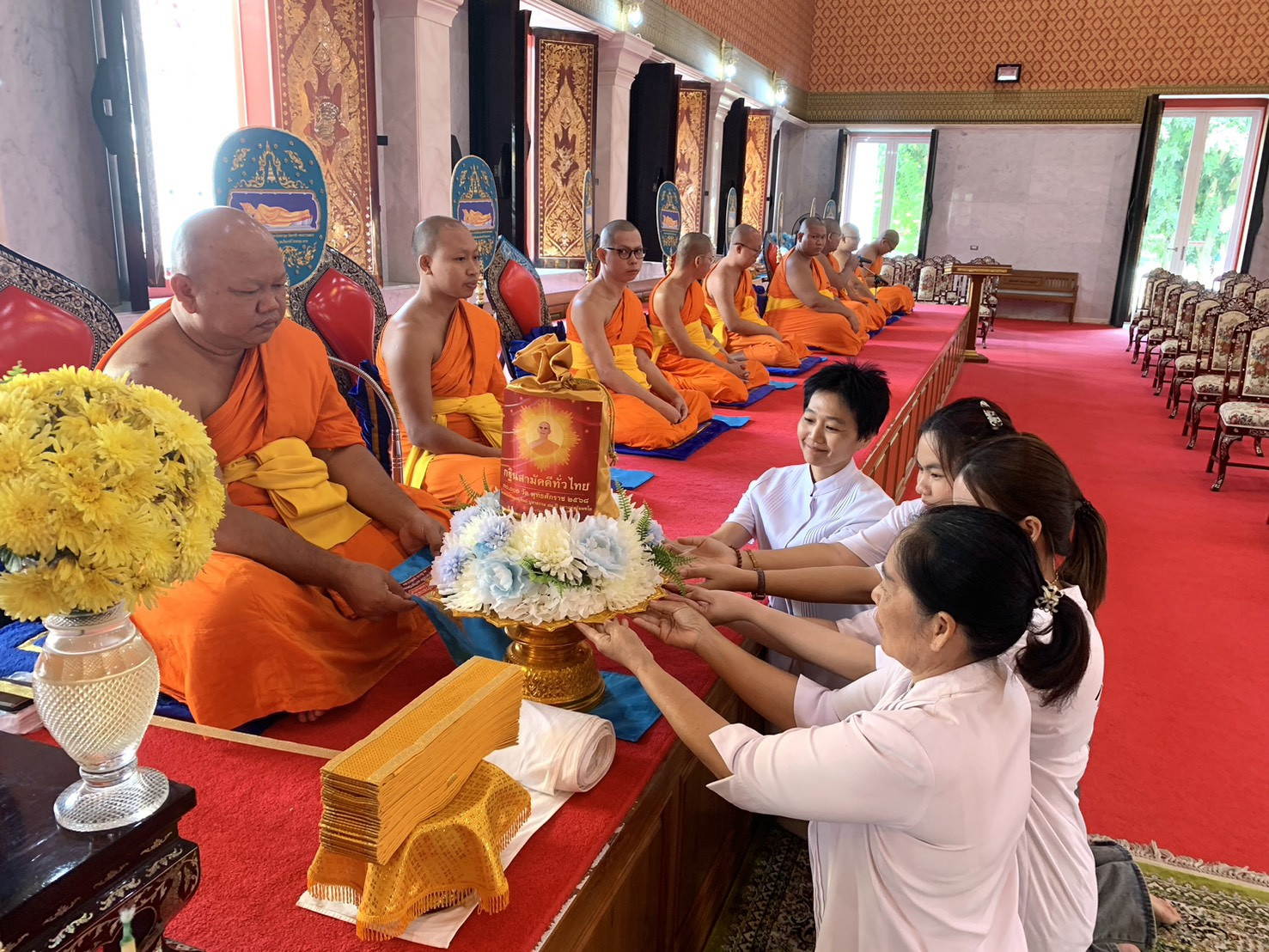 ภาพการถวายปัจจัยวัดตากฟ้า