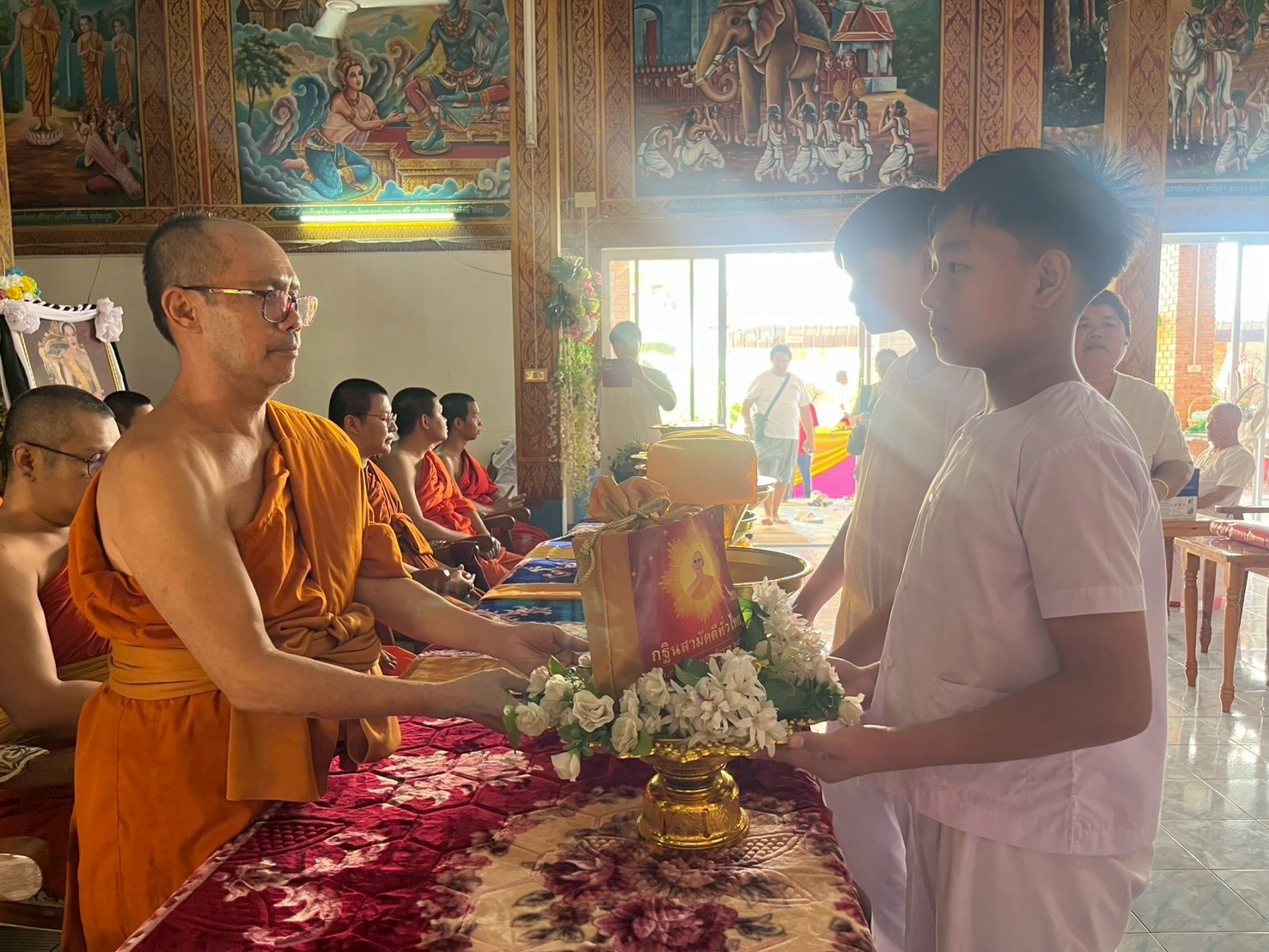 ภาพการถวายปัจจัยวัดห้วยกาน