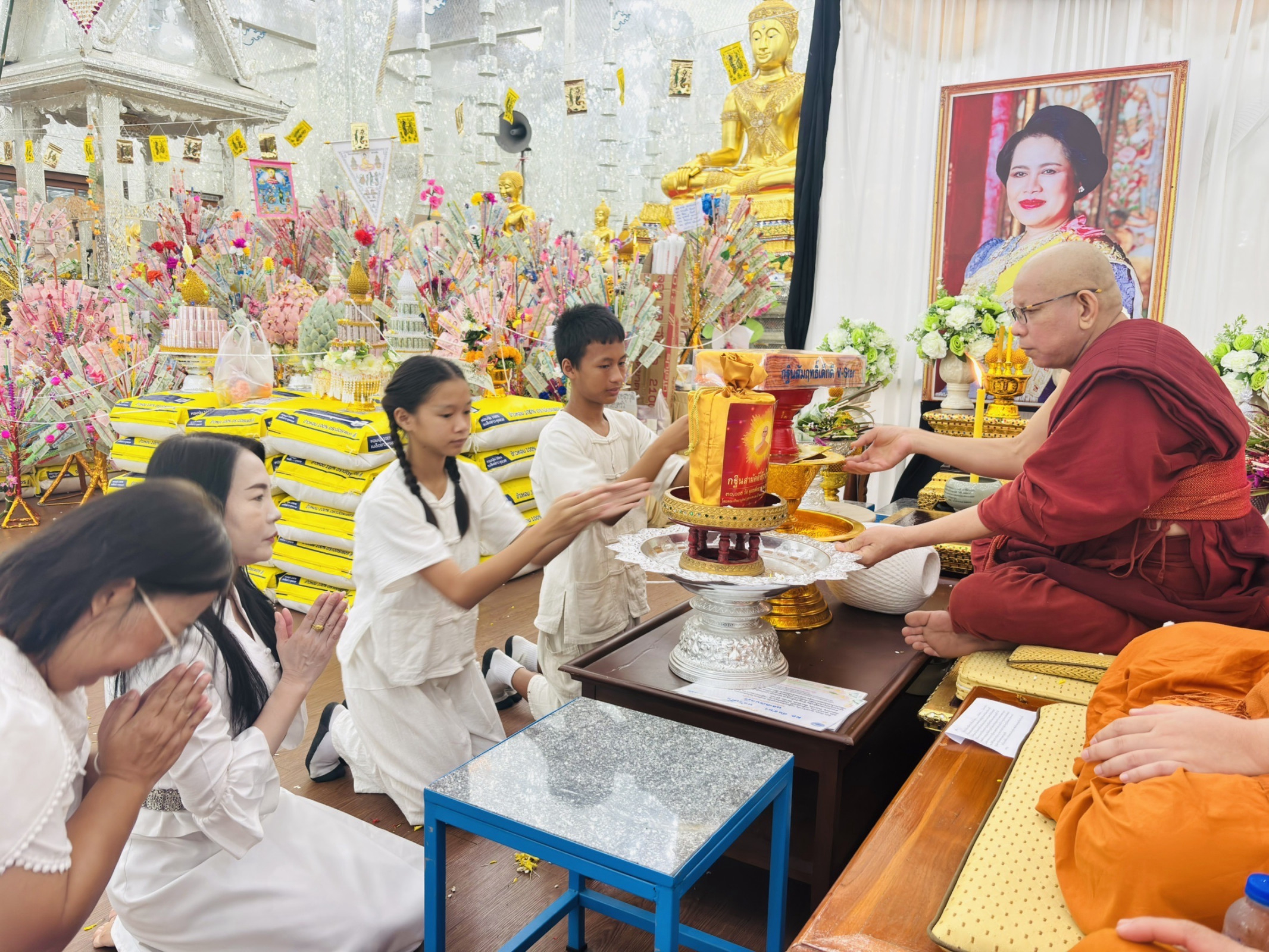 ภาพการถวายปัจจัยวัดปทุมสราราม