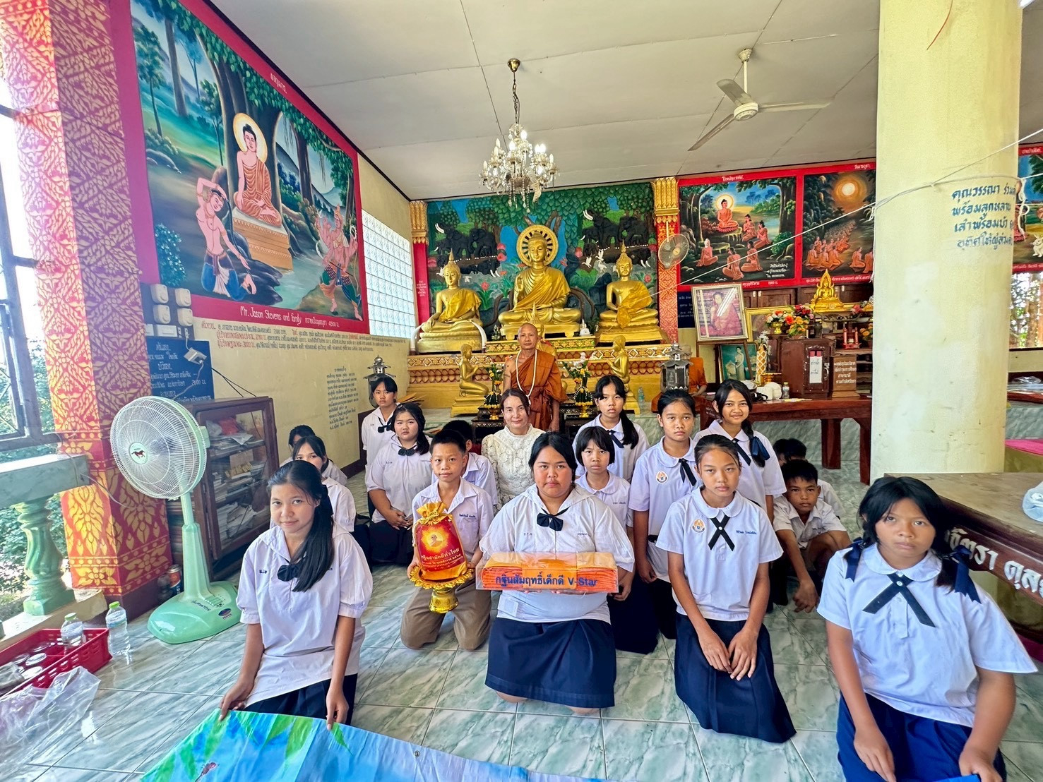 ภาพหมู่ถือพานถวายปัจจัยวัดเสกษนาราม