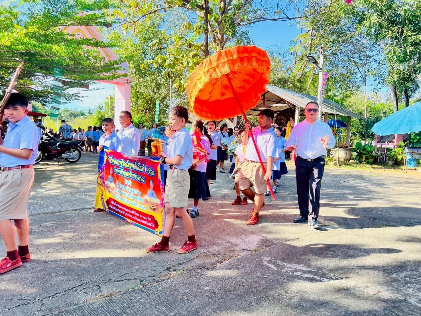 ภาพร่วมขบวนกฐินวัดน้ำคอม