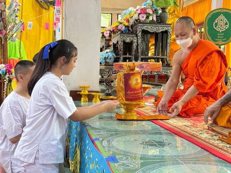 ภาพการถวายปัจจัยวัดท่าปลา