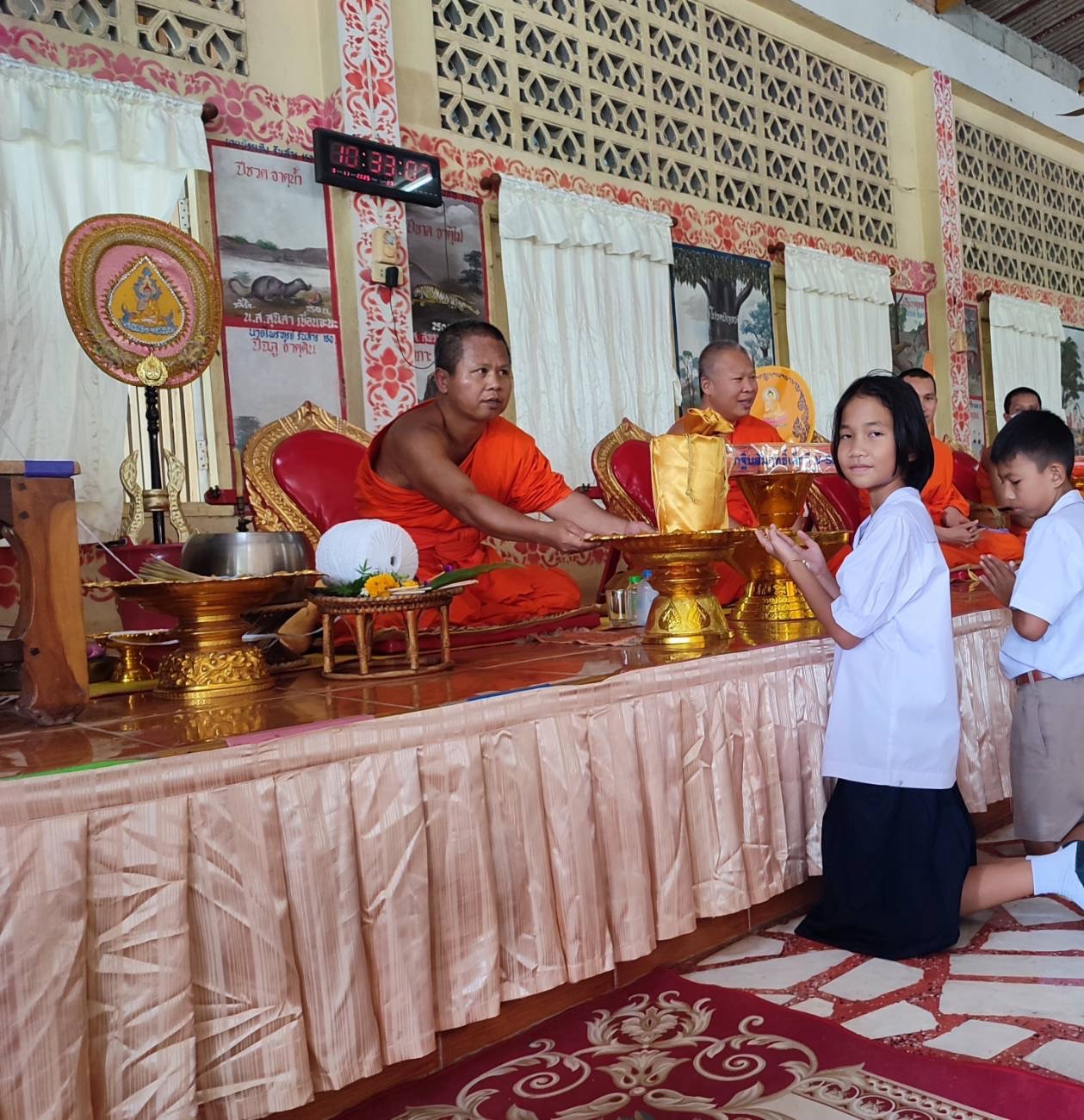 ภาพการถวายปัจจัยวัดปากลี