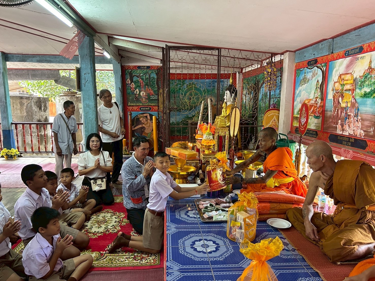 ภาพการถวายปัจจัยวัดจริม