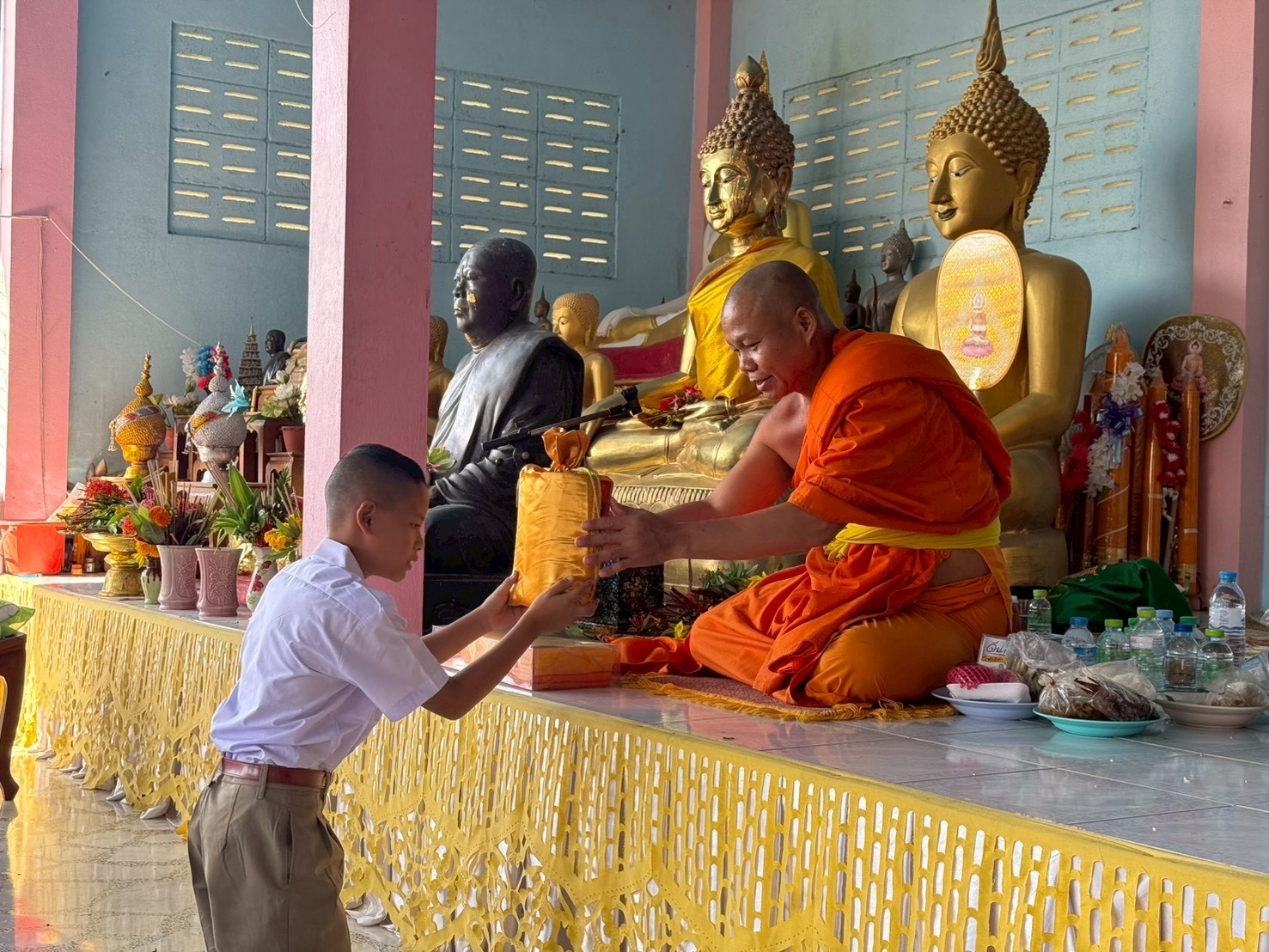 ภาพการถวายปัจจัยวัดน้ำปึง