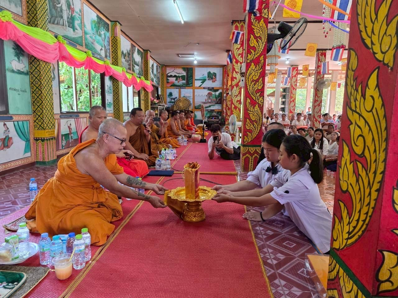 ภาพการถวายปัจจัยวัดสิงห์คอมพัฒนา