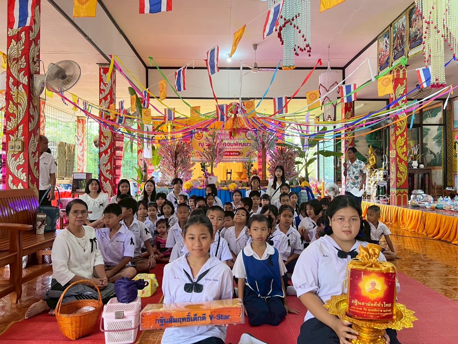 ภาพหมู่ถือพานถวายปัจจัยวัดสิงห์คอมพัฒนา