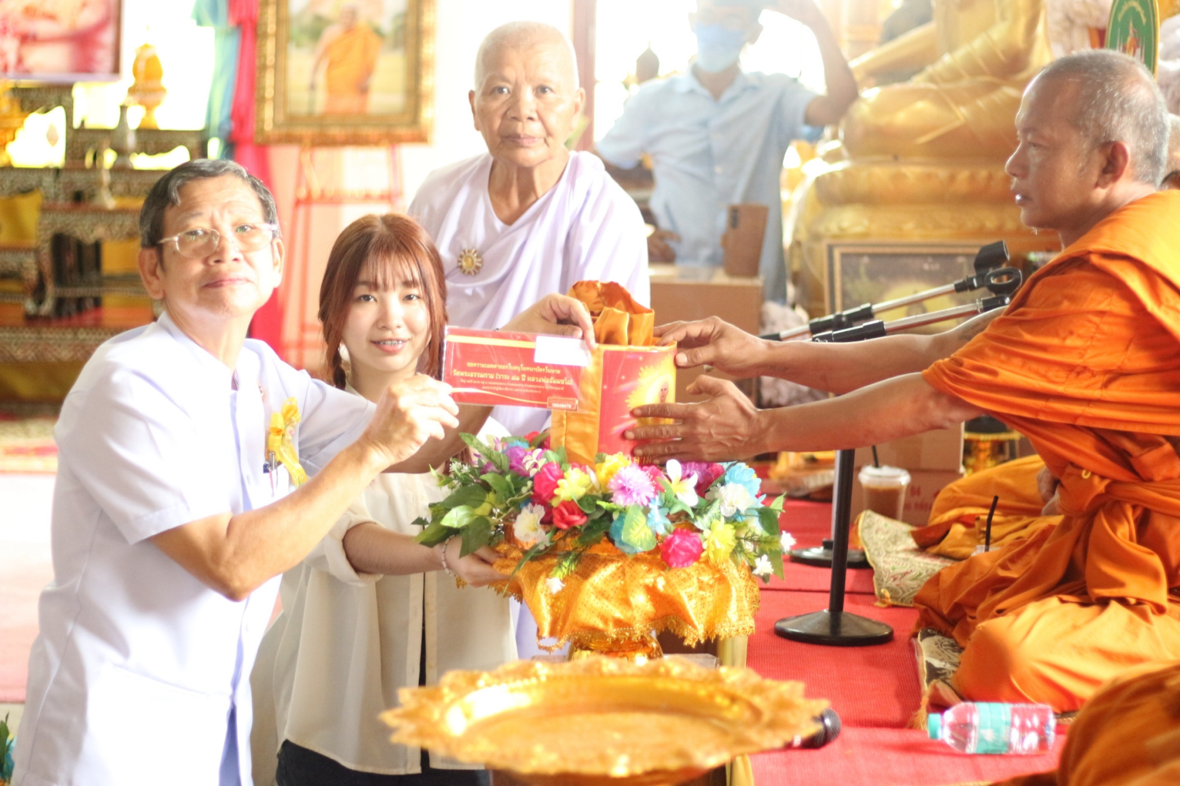 ภาพการถวายปัจจัยวัดเขาสามสิบหาบ