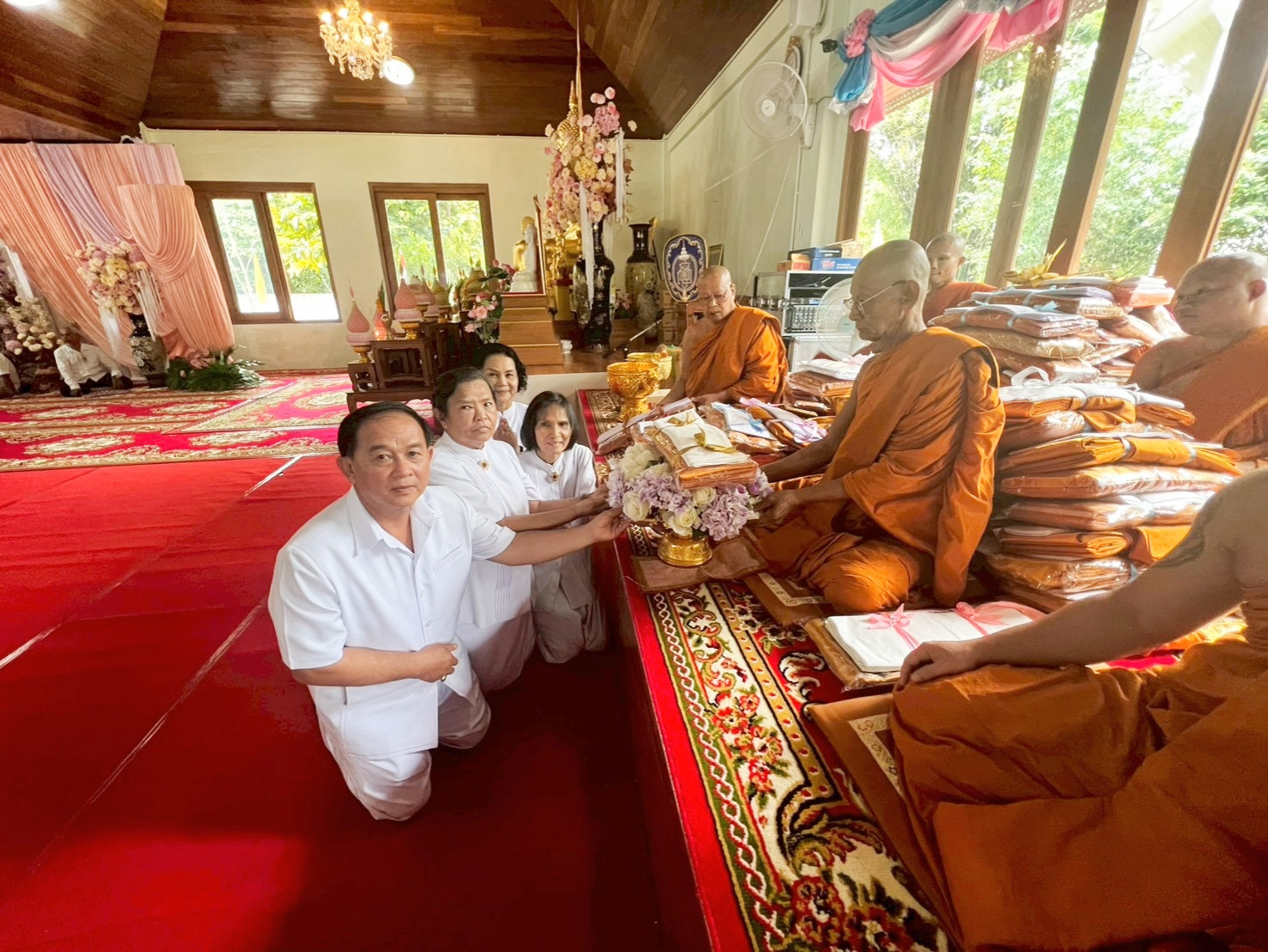 ภาพการถวายปัจจัยวัดวังโพธิการาม