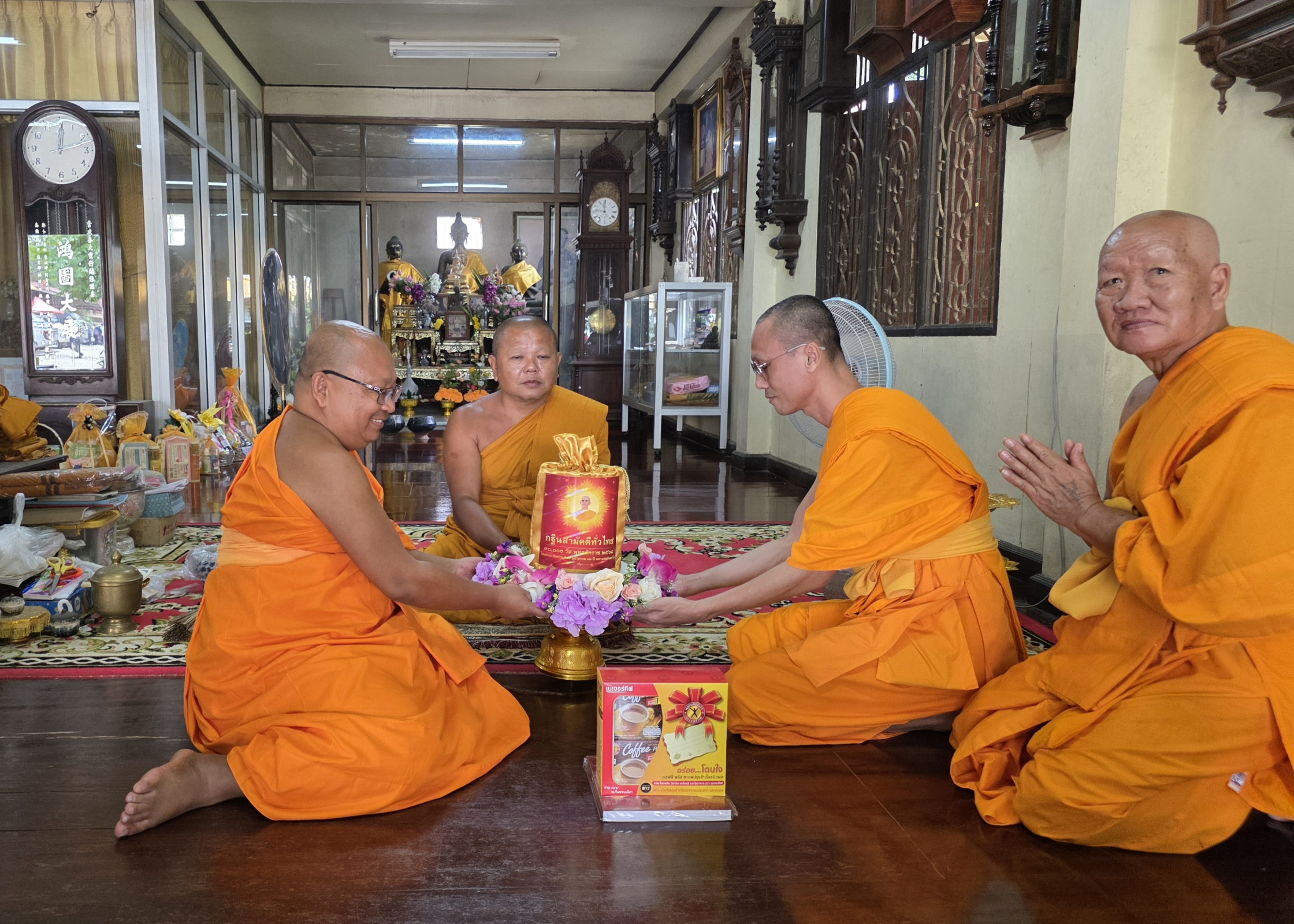 ภาพการถวายปัจจัยวัดจันทร์แสงศรี