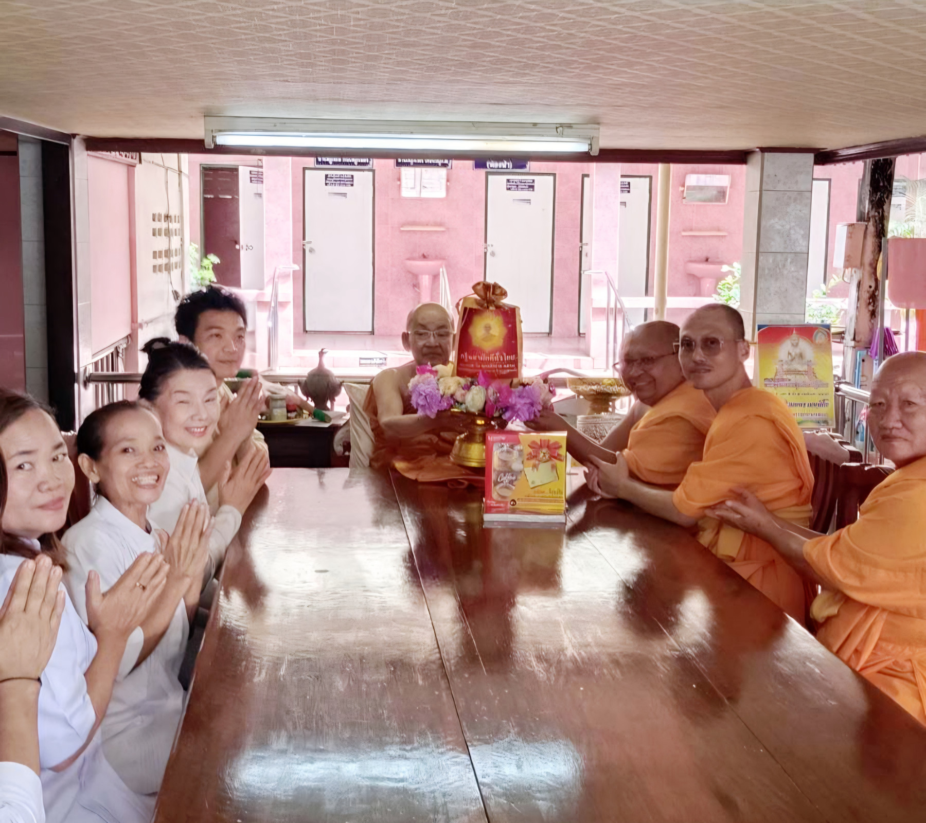 ภาพหมู่ถือพานถวายปัจจัยวัดไผ่ล้อม (พระอารามหลวง)