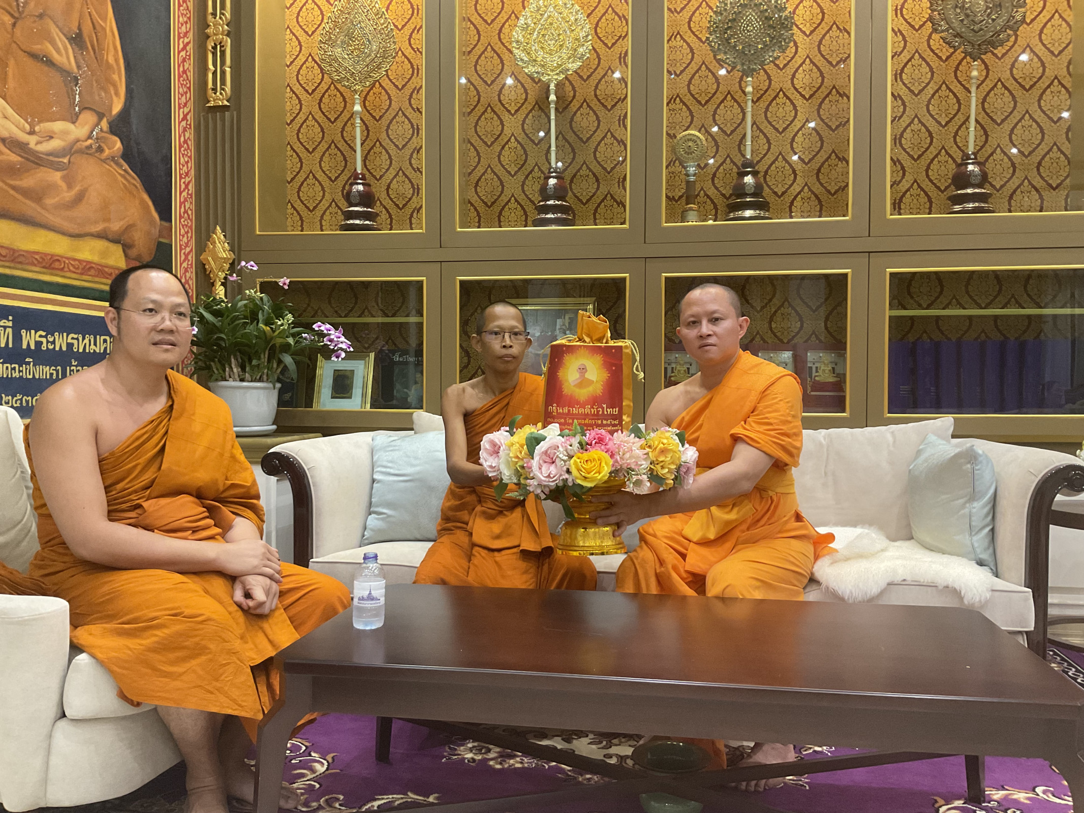 ภาพการถวายปัจจัยวัดโสธรวราราม