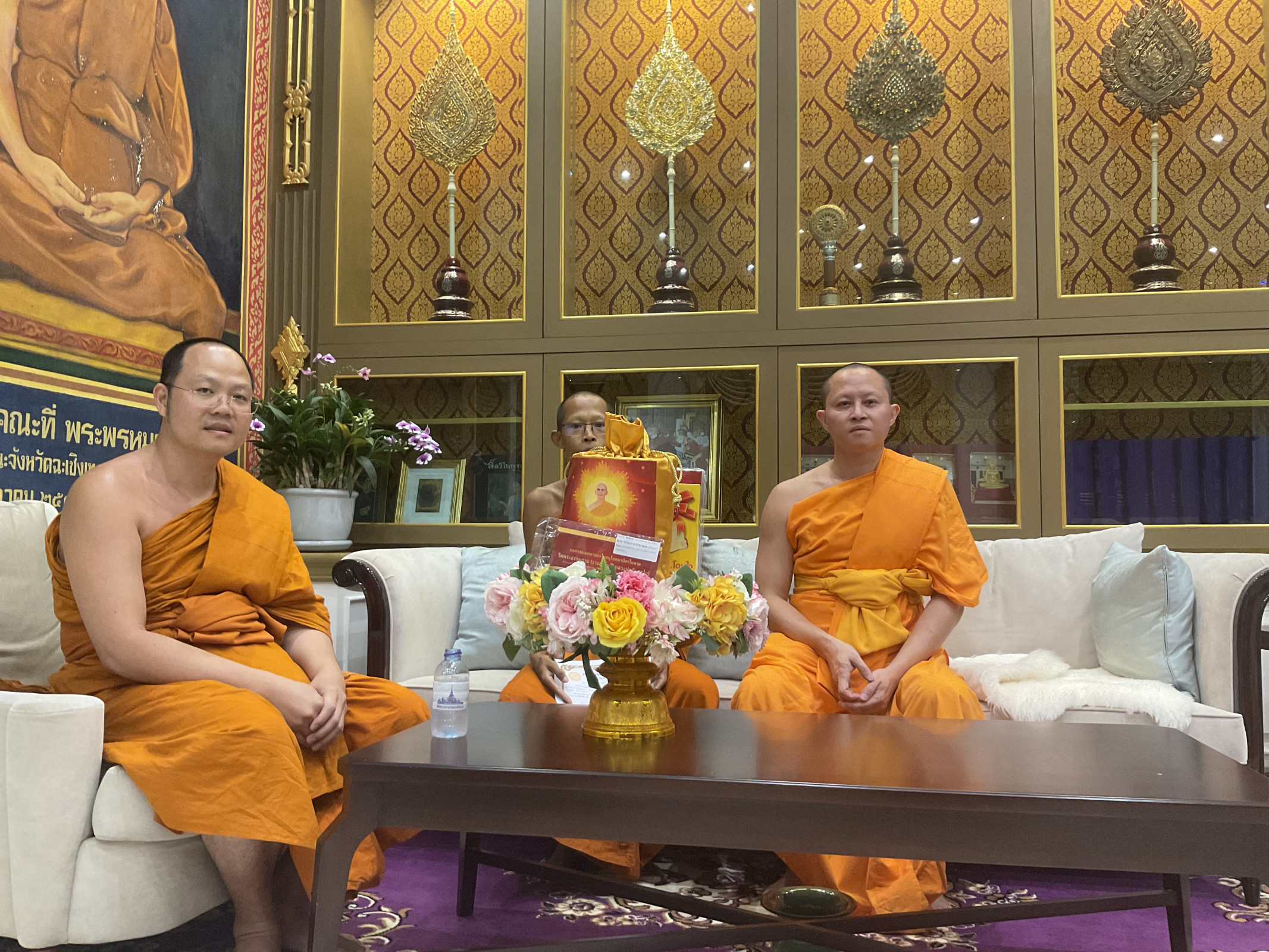 ภาพหมู่ถือพานถวายปัจจัยวัดโสธรวราราม