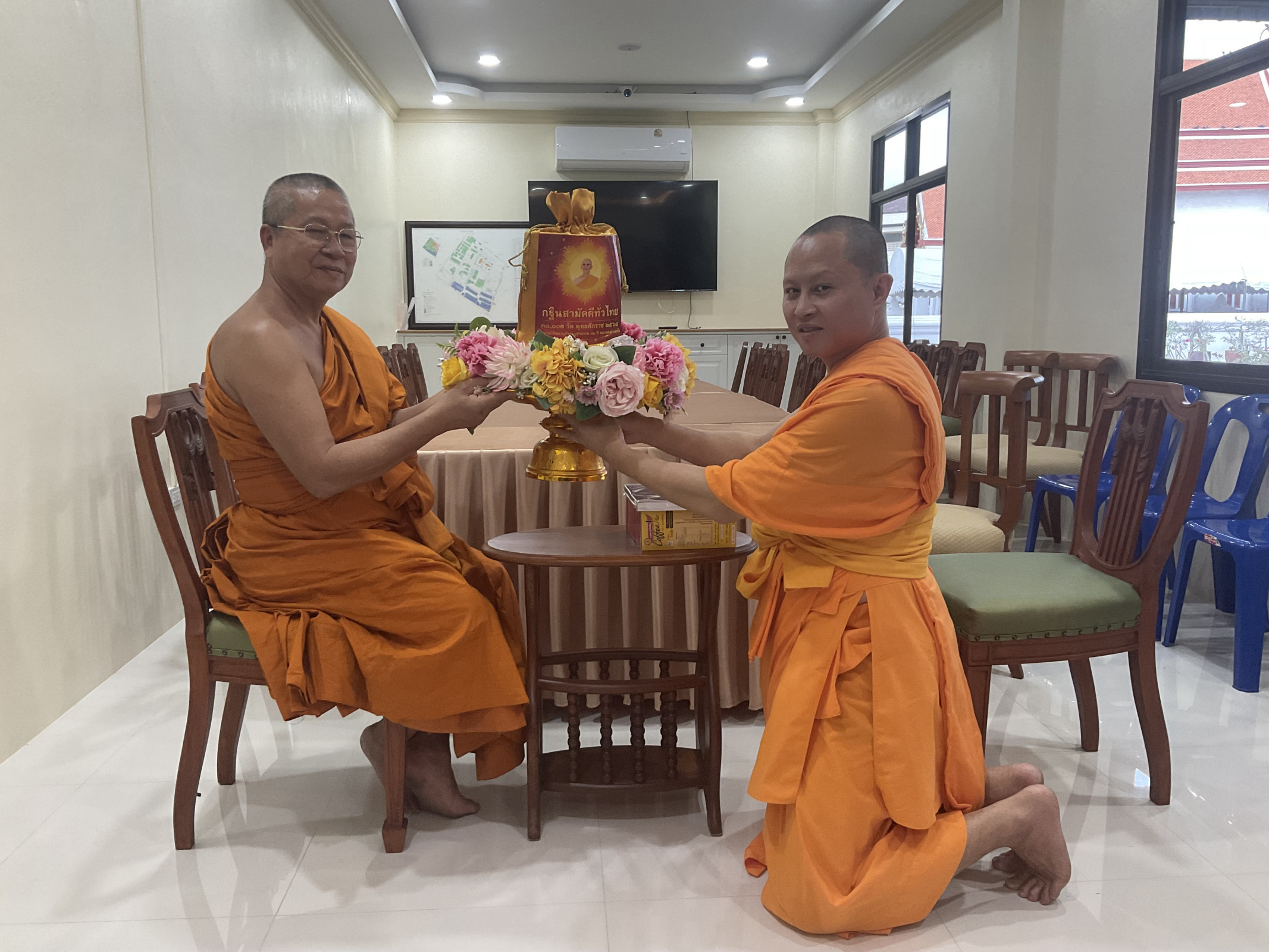 ภาพหมู่ถือพานถวายปัจจัยวัดปิตุลาธิราชรังสฤษฏิ์