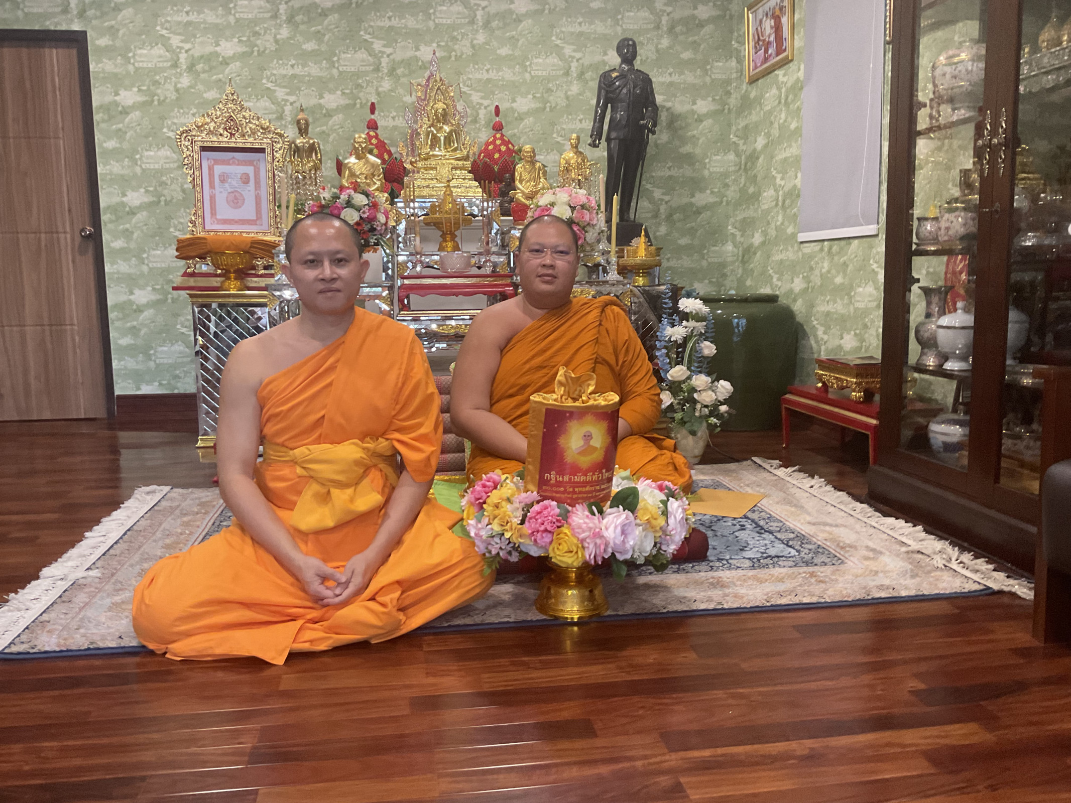 ภาพหมู่ถือพานถวายปัจจัยวัดวีระโชติธรรมาราม