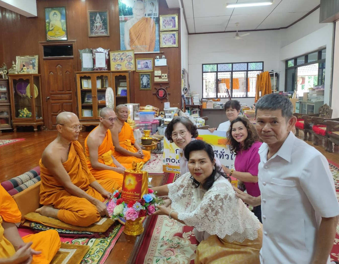 ภาพการถวายปัจจัยวัดวิเวกวราราม