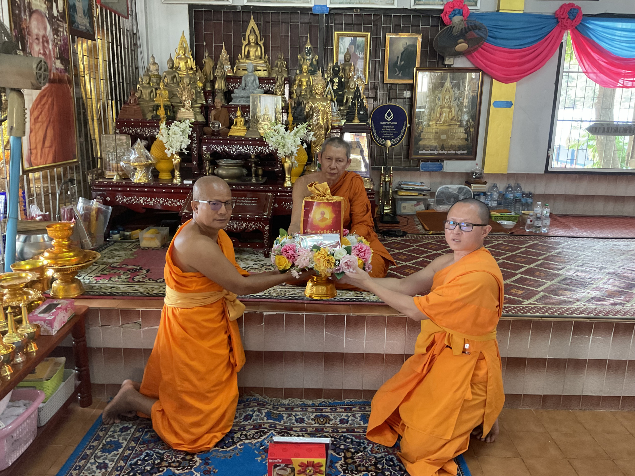 ภาพการถวายปัจจัยวัดตำหนัก