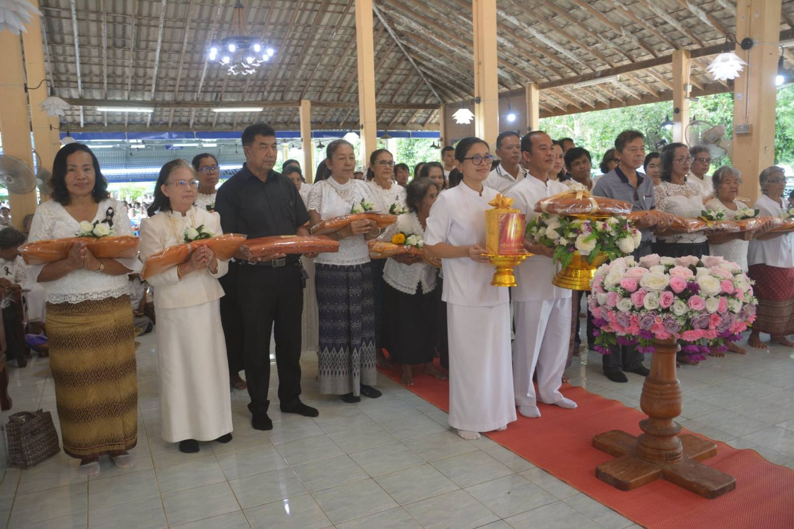 ภาพหมู่ถือพานถวายปัจจัยวัดทอนหงส์