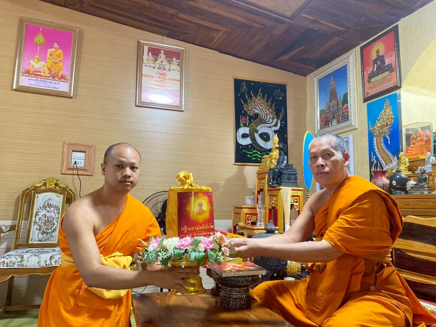 ภาพหมู่ถือพานถวายปัจจัยวัดโพธิ์ย่อย