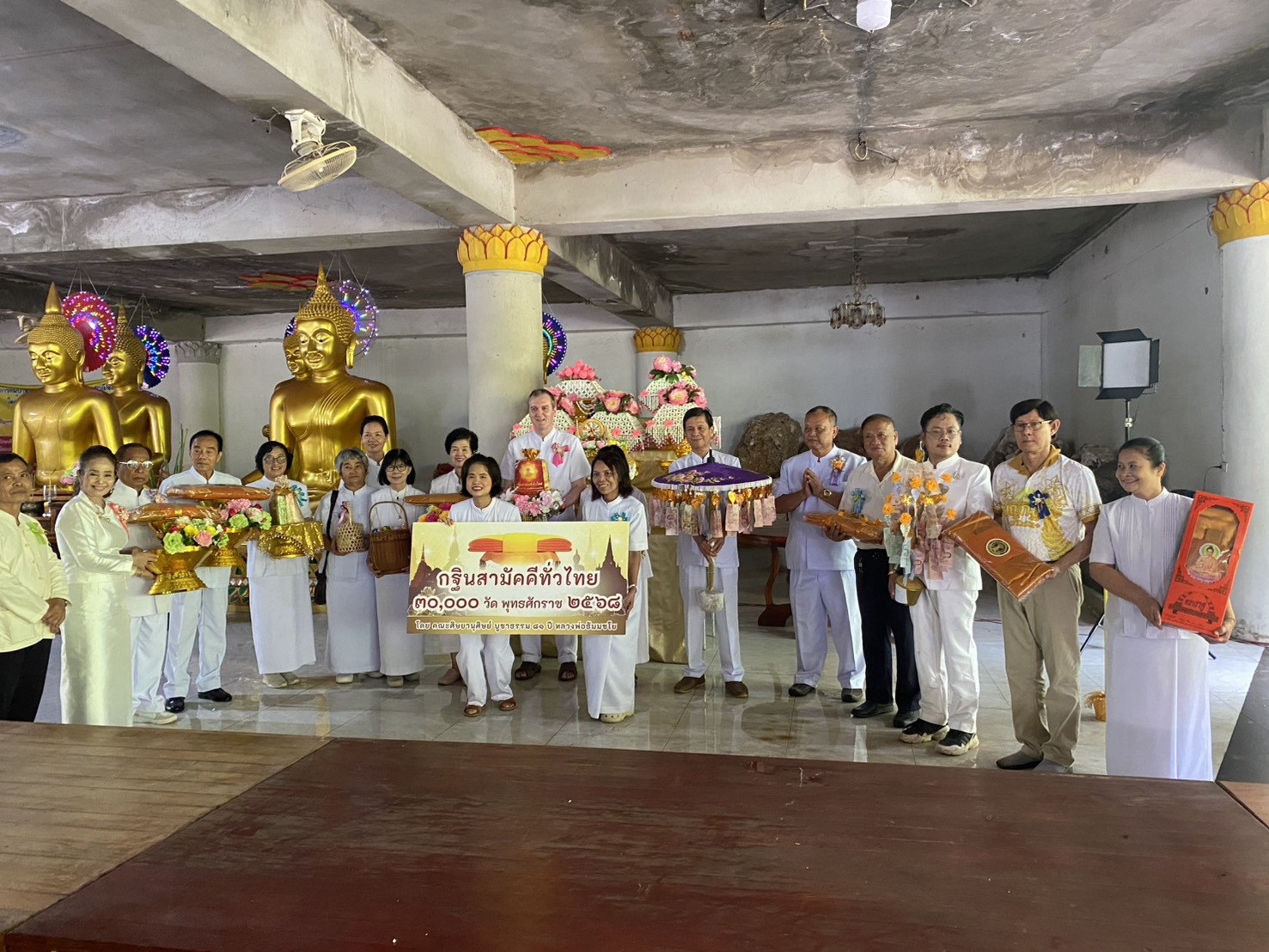 ภาพหมู่ถือพานถวายปัจจัยวัดถ้ำเขาเขียว