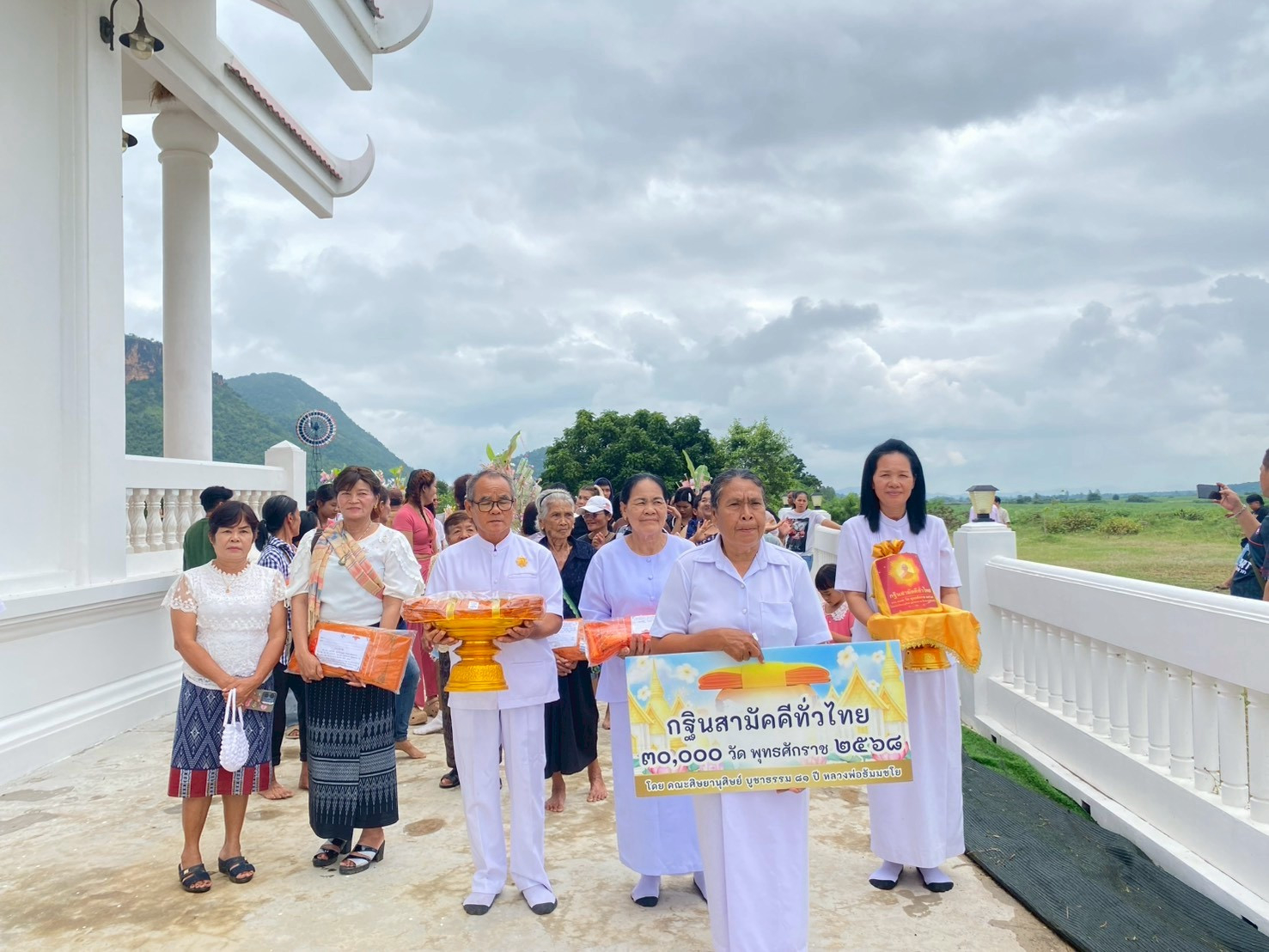 ภาพร่วมขบวนกฐินวัดเขาแดง