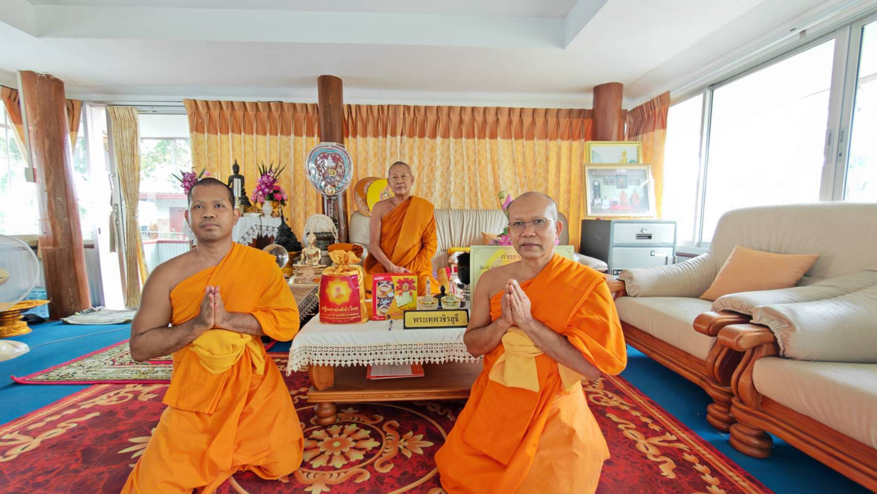 ภาพหมู่ถือพานถวายปัจจัยวัดธรรมิการาม