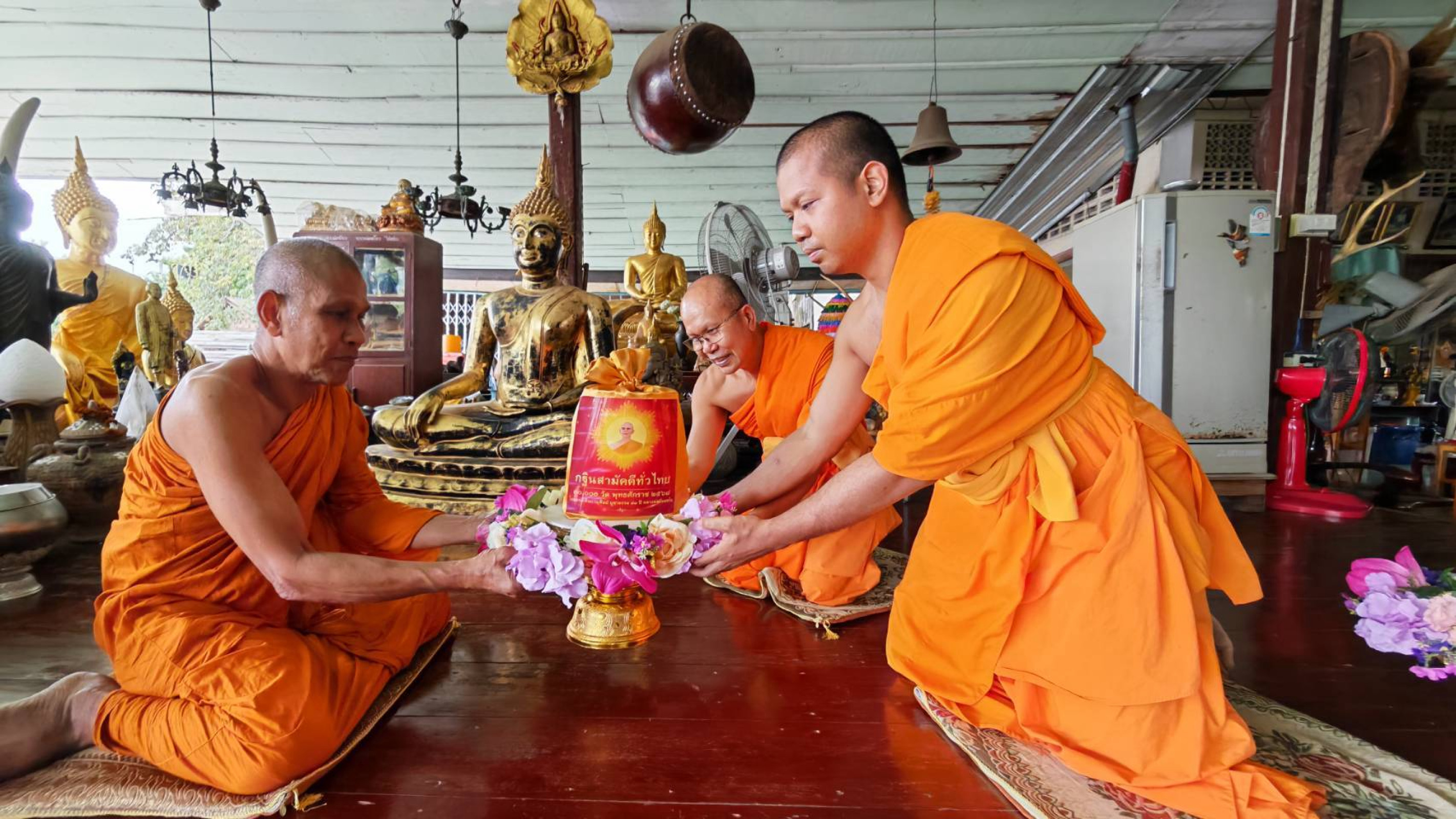 ภาพการถวายปัจจัยวัดเกาะหลัก