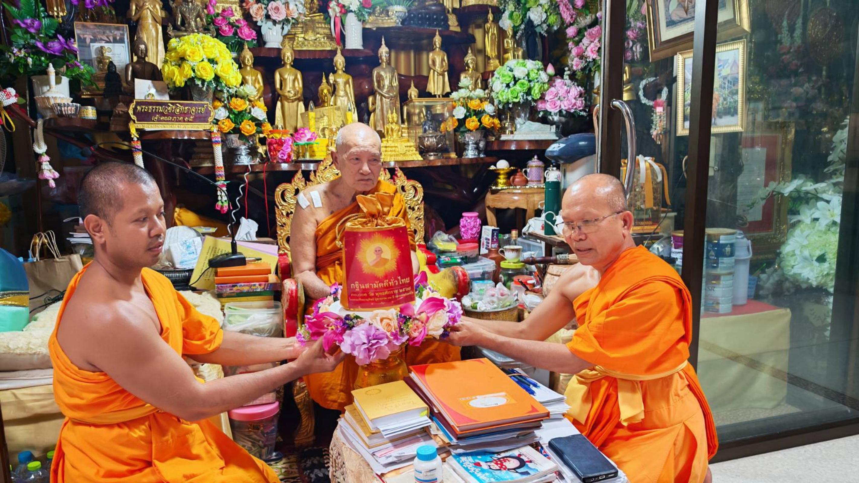 ภาพหมู่ถือพานถวายปัจจัยวัดคลองวาฬ