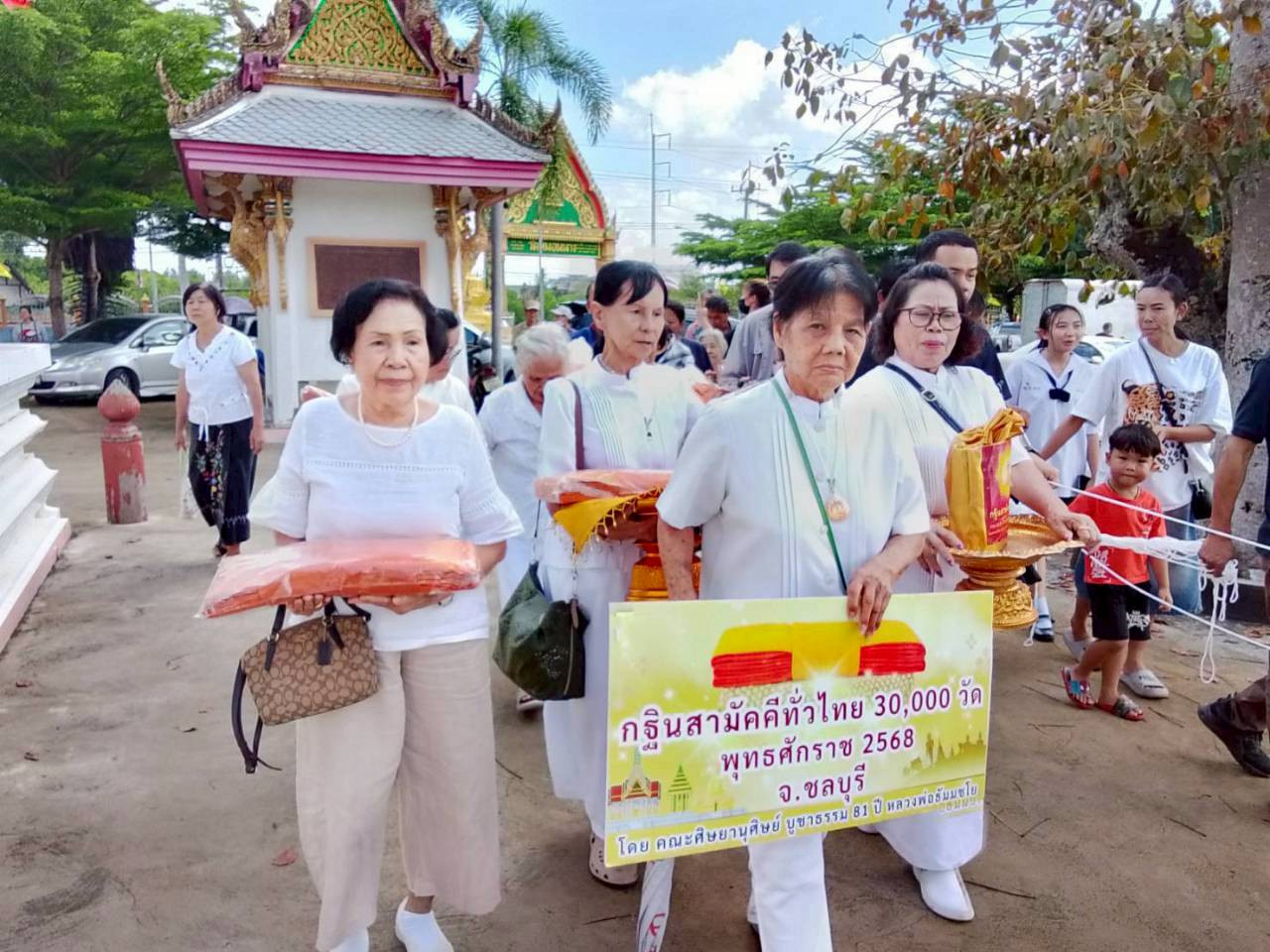 ภาพร่วมขบวนกฐินวัดหมอนนาง