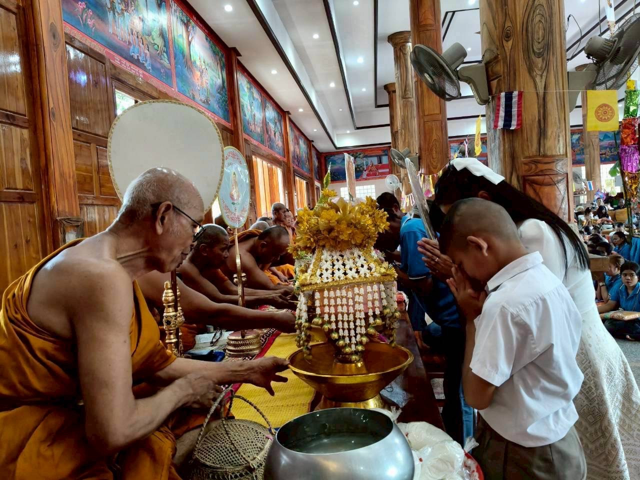 ภาพการถวายปัจจัยวัดสายลำโพงกลาง