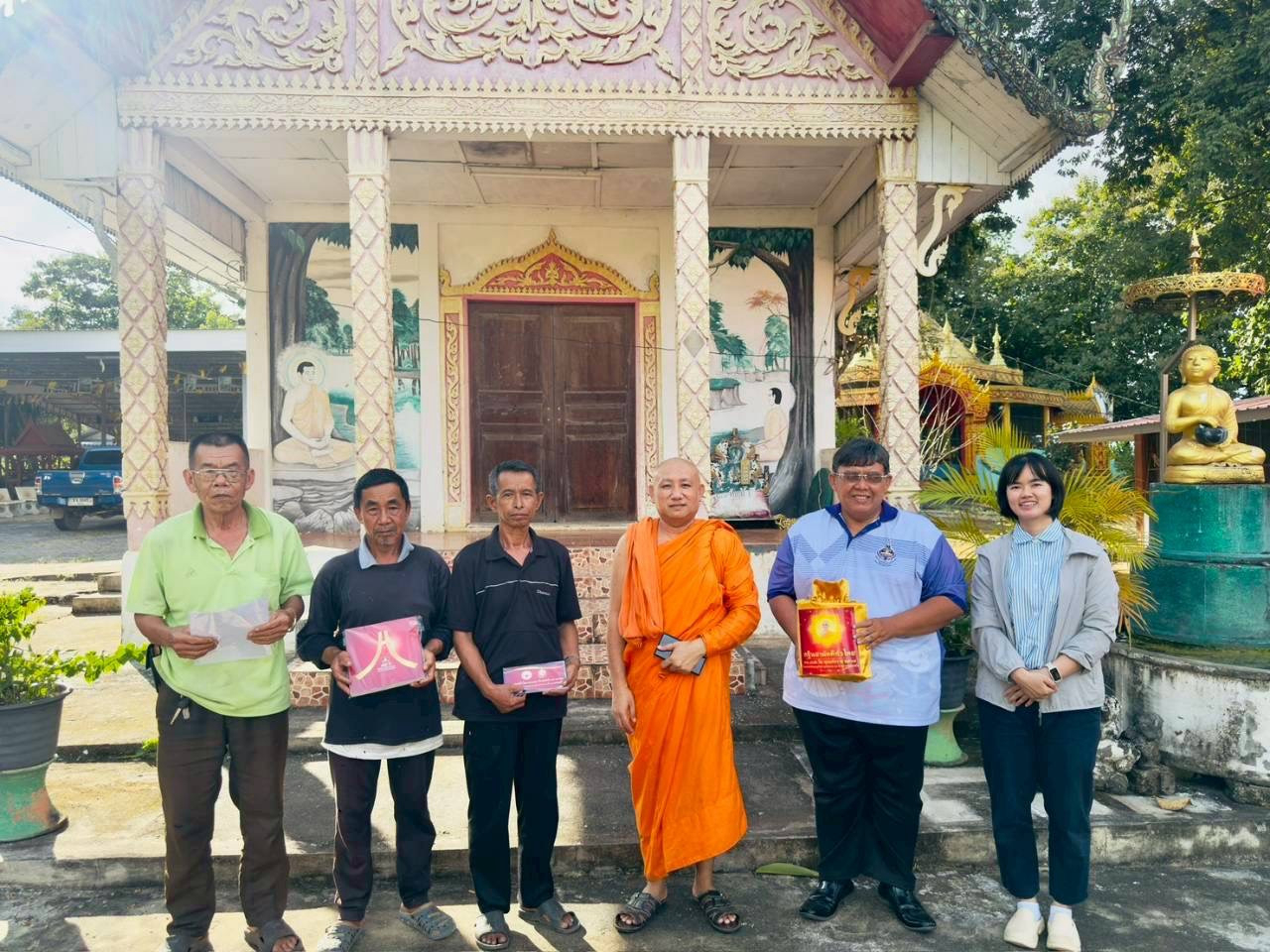 ภาพหมู่ถือพานถวายปัจจัยวัดน้ำดิบ