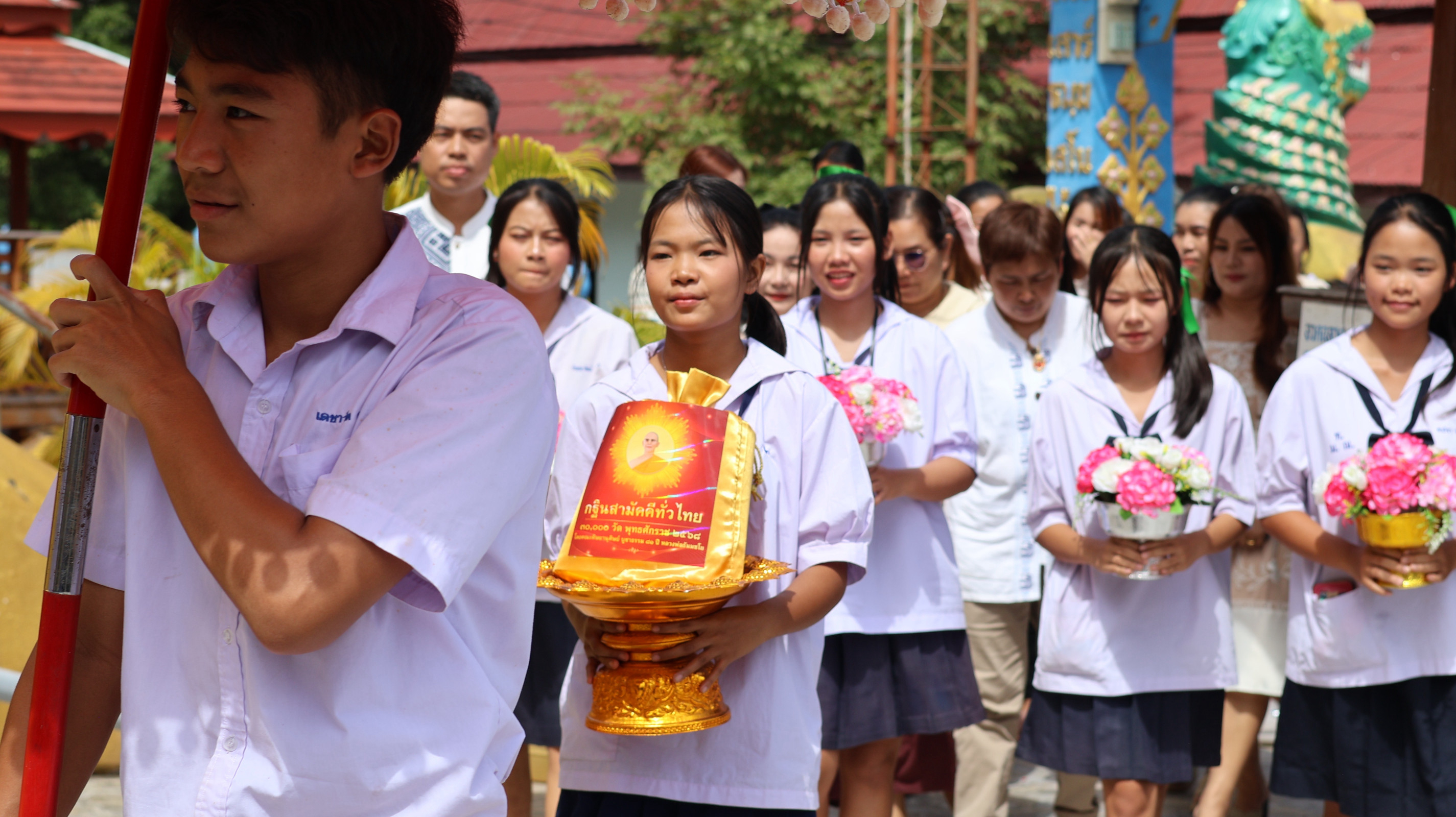 ภาพการถวายปัจจัยวัดใหม่มหาวัน