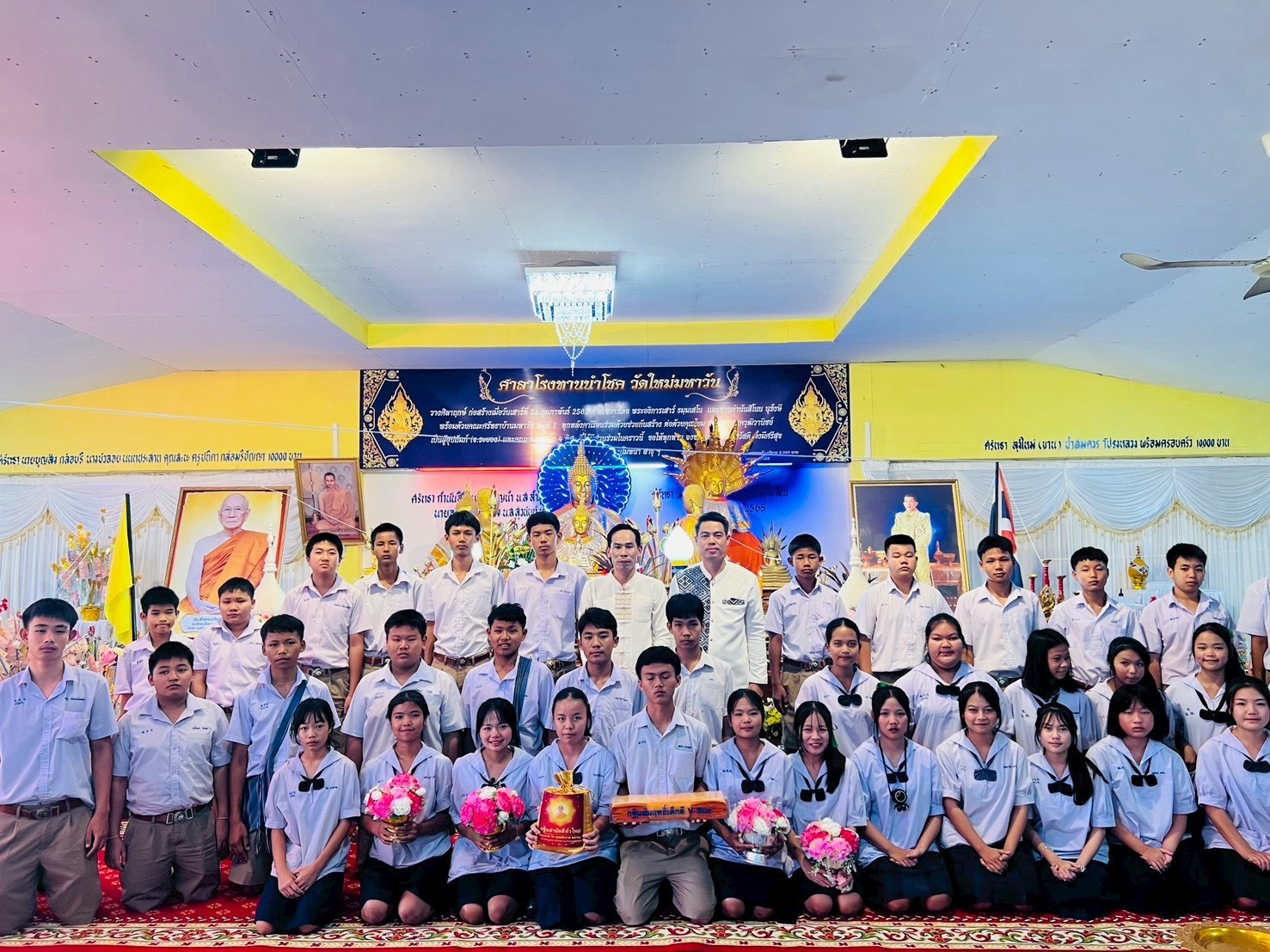 ภาพหมู่ถือพานถวายปัจจัยวัดใหม่มหาวัน