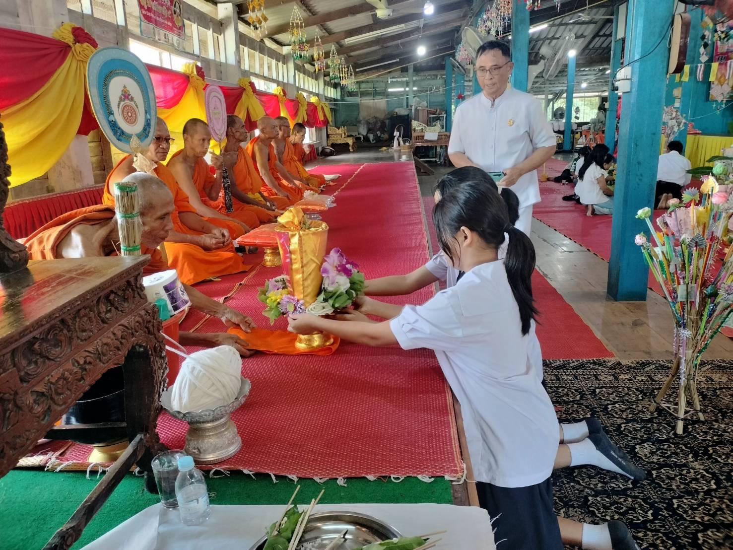 ภาพการถวายปัจจัยวัดเนินยาว