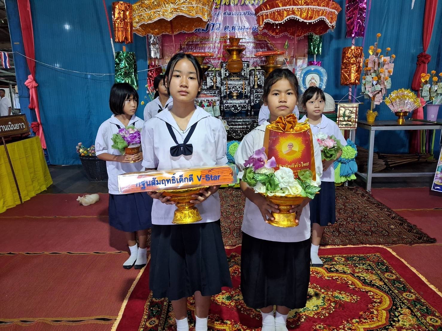 ภาพหมู่ถือพานถวายปัจจัยวัดเนินยาว