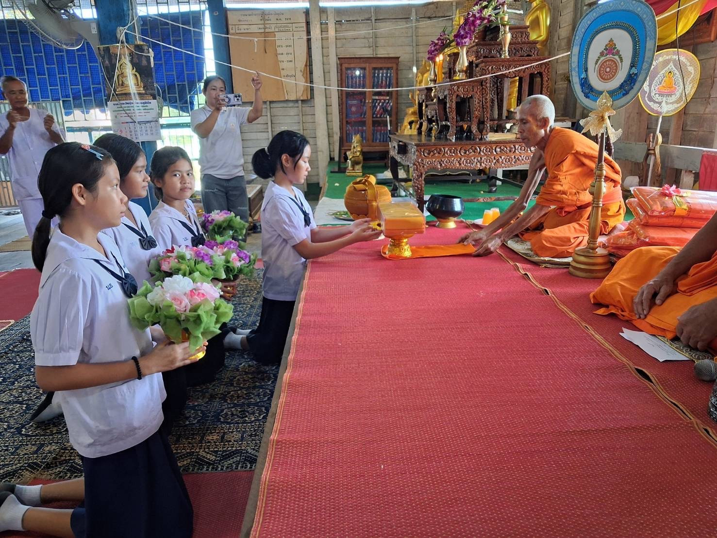 ภาพร่วมพิธีกรรมวัดเนินยาว