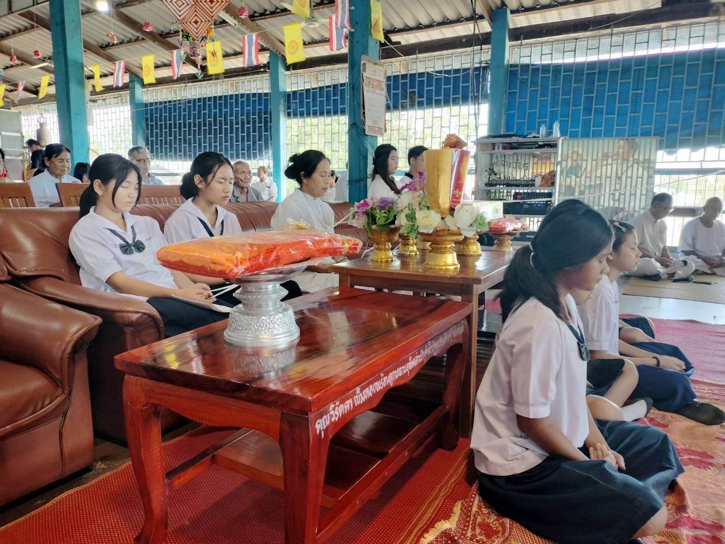 ภาพร่วมพิธีกรรมวัดเนินยาว