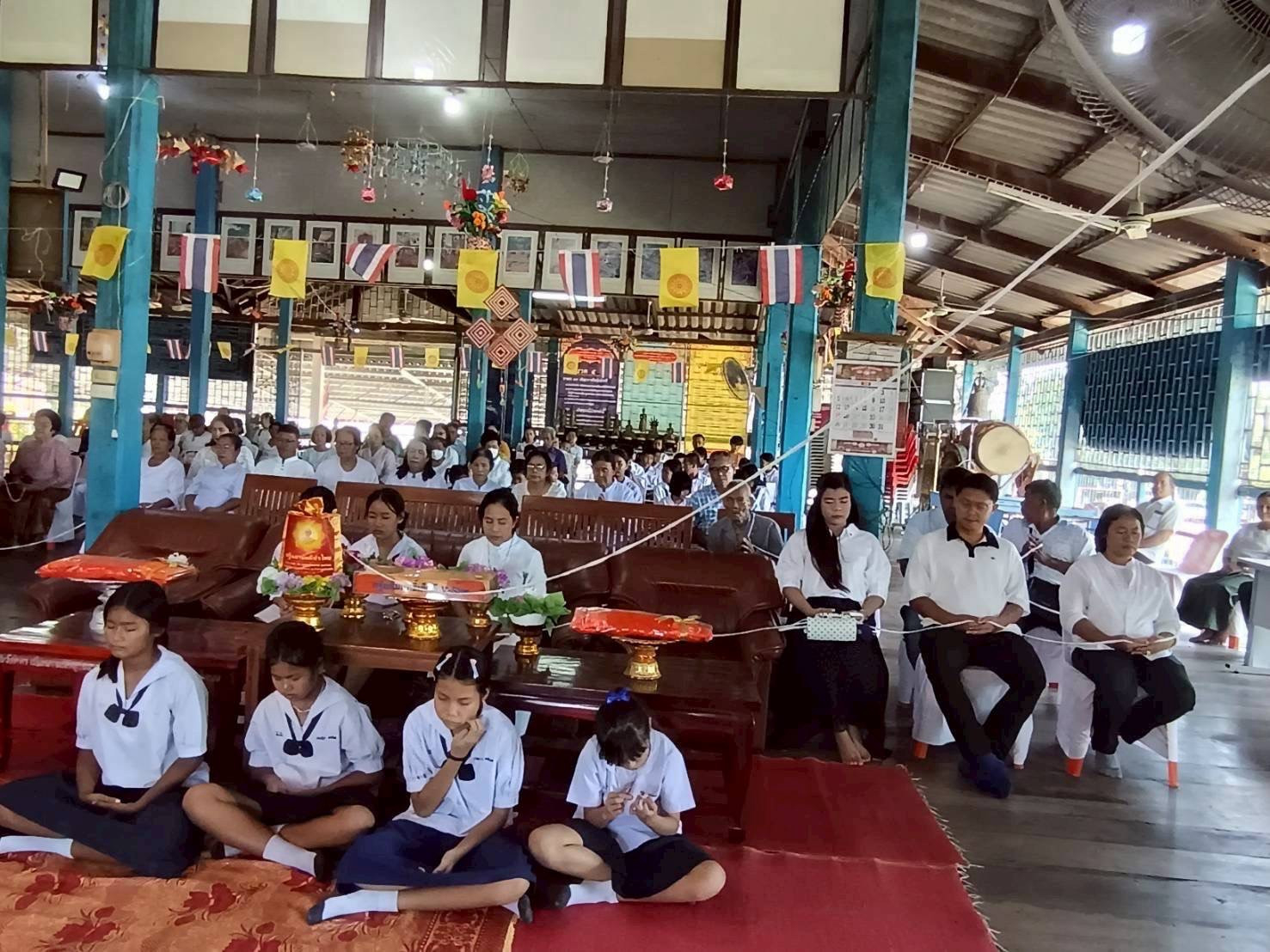 ภาพร่วมพิธีกรรมวัดเนินยาว