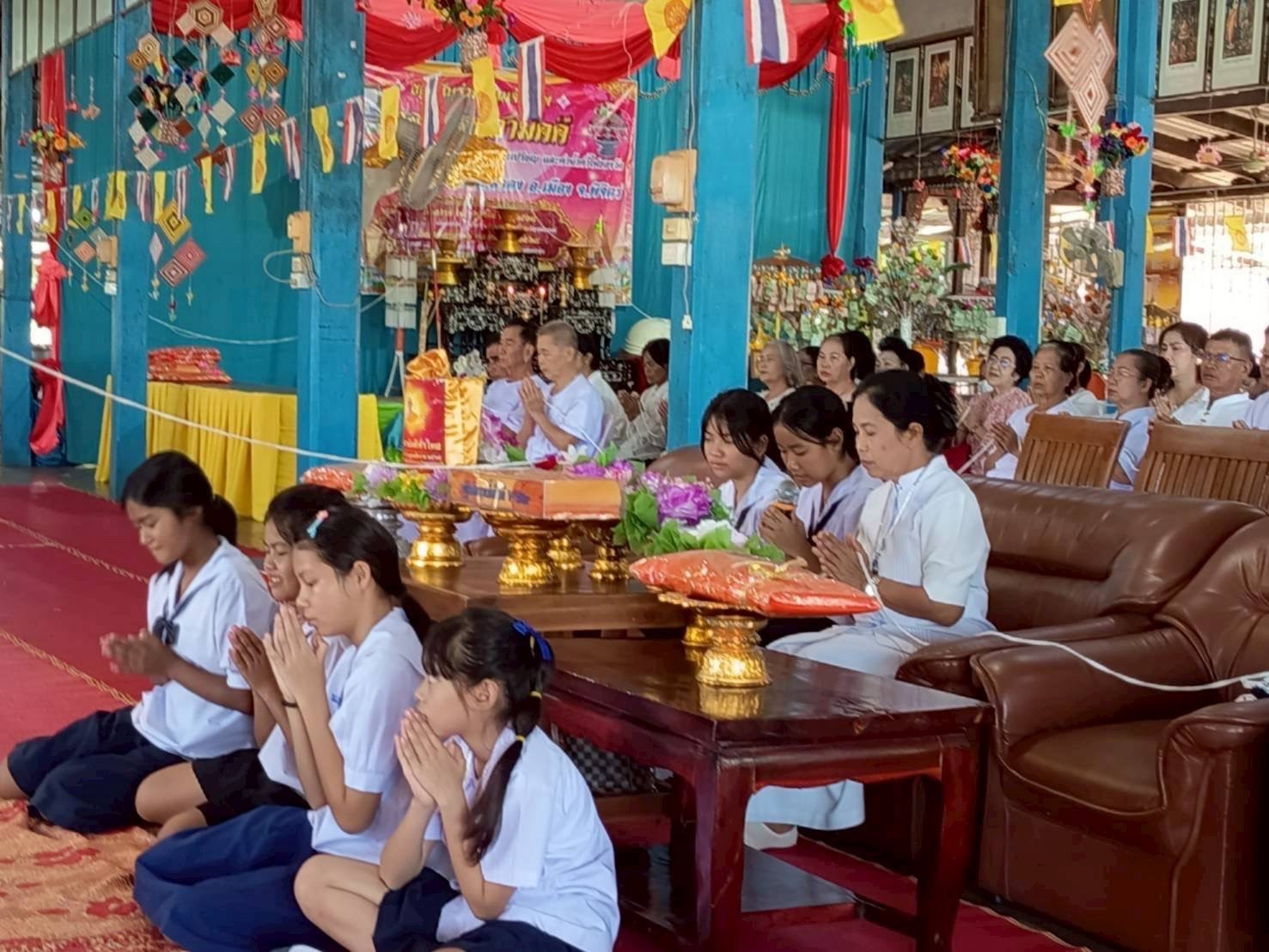 ภาพร่วมพิธีกรรมวัดเนินยาว