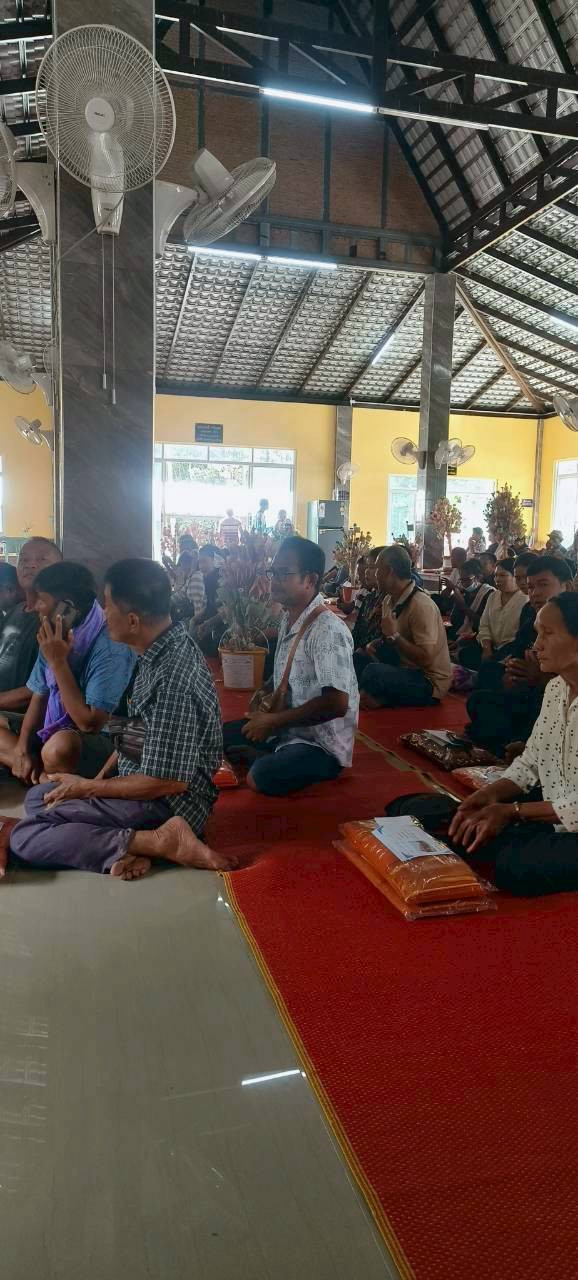 ภาพหมู่ถือพานถวายปัจจัยสำนักสงฆ์หนองปล้อง (เขาฝิ่น)