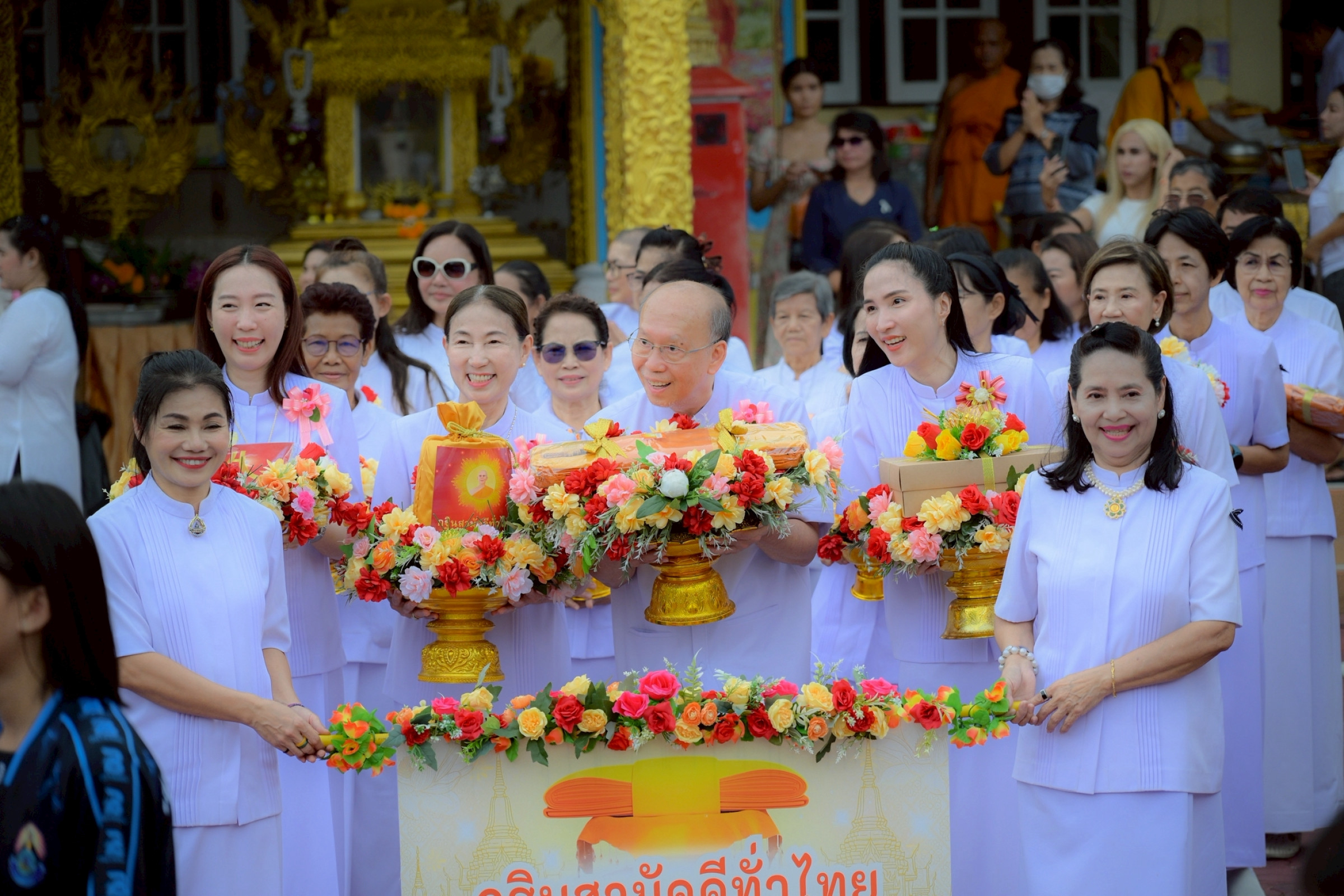 ภาพหมู่ถือพานถวายปัจจัยสำนักสงฆ์หนองอ้อ